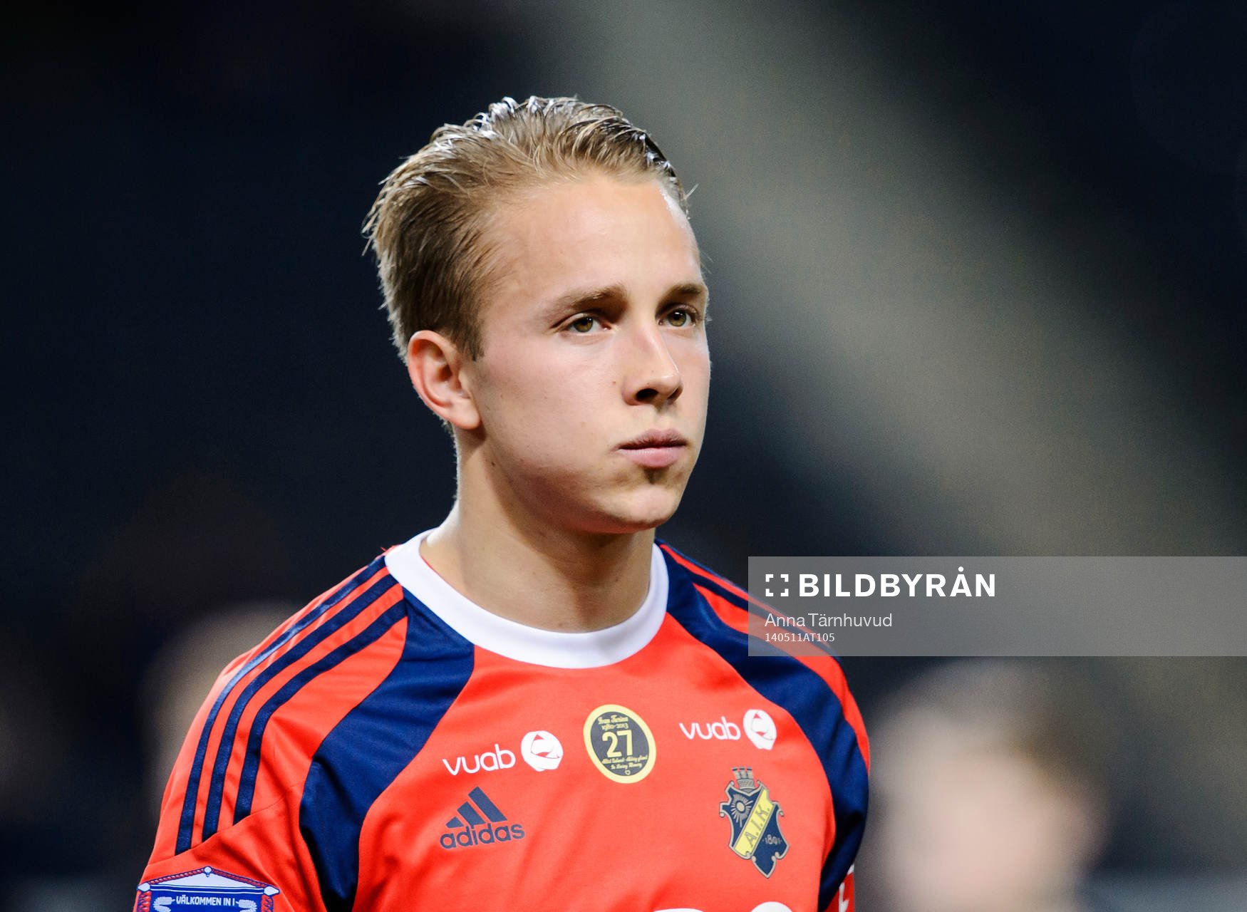 s målvakt Patrik Carlgren innan fotbollsmatchen i