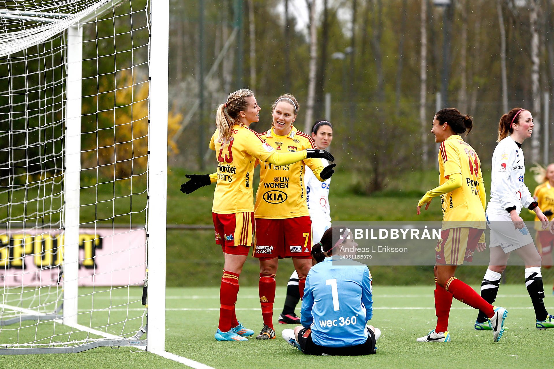 Örebros målvakt Stephanie Labbé deppar samtidigt som