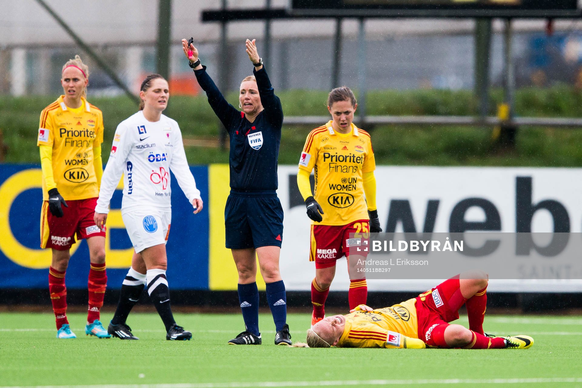 Domare Sara Persson signalerar att Tyresös Caroline Seger