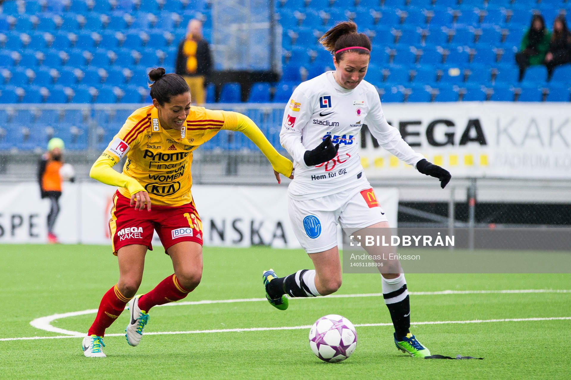 Tyresös Christen Press i kamp om bollen med Örebros