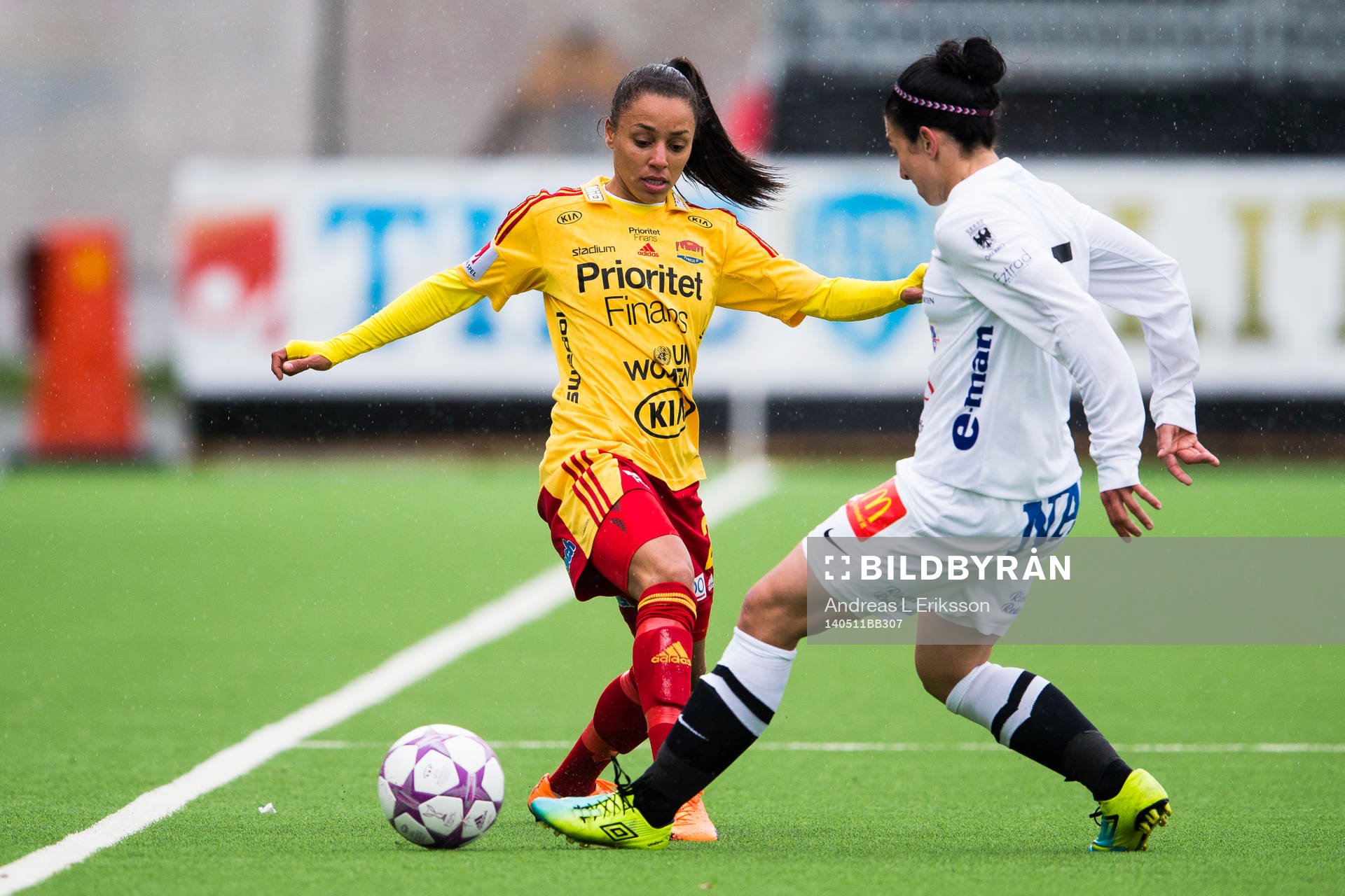 Tyresös Rilany Agular da Silva i kamp om bollen med Örebros Marie-Eve Nault under fotbollsmatchen i Damallsvenskan mellan Tyresö och Örebro den 11 maj 2014 i Stockholm.