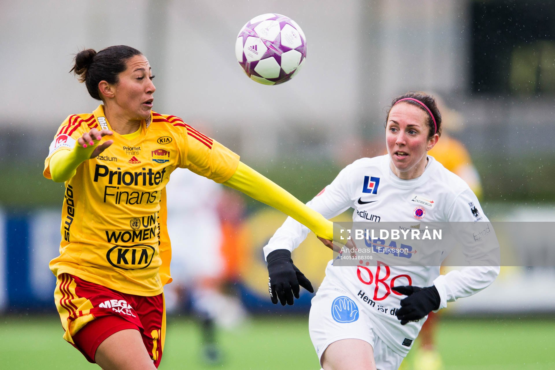 Tyresös Christen Press tar ner bollen framför ögonen på