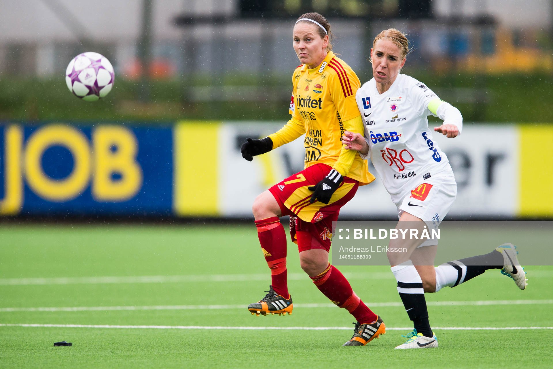 Tyresös Lisa Dahlkvist i kamp om bollen med Örebros Elin Magnusson under fotbollsmatchen i Damallsvenskan mellan Tyresö och Örebro den 11 maj 2014 i Stockholm. 