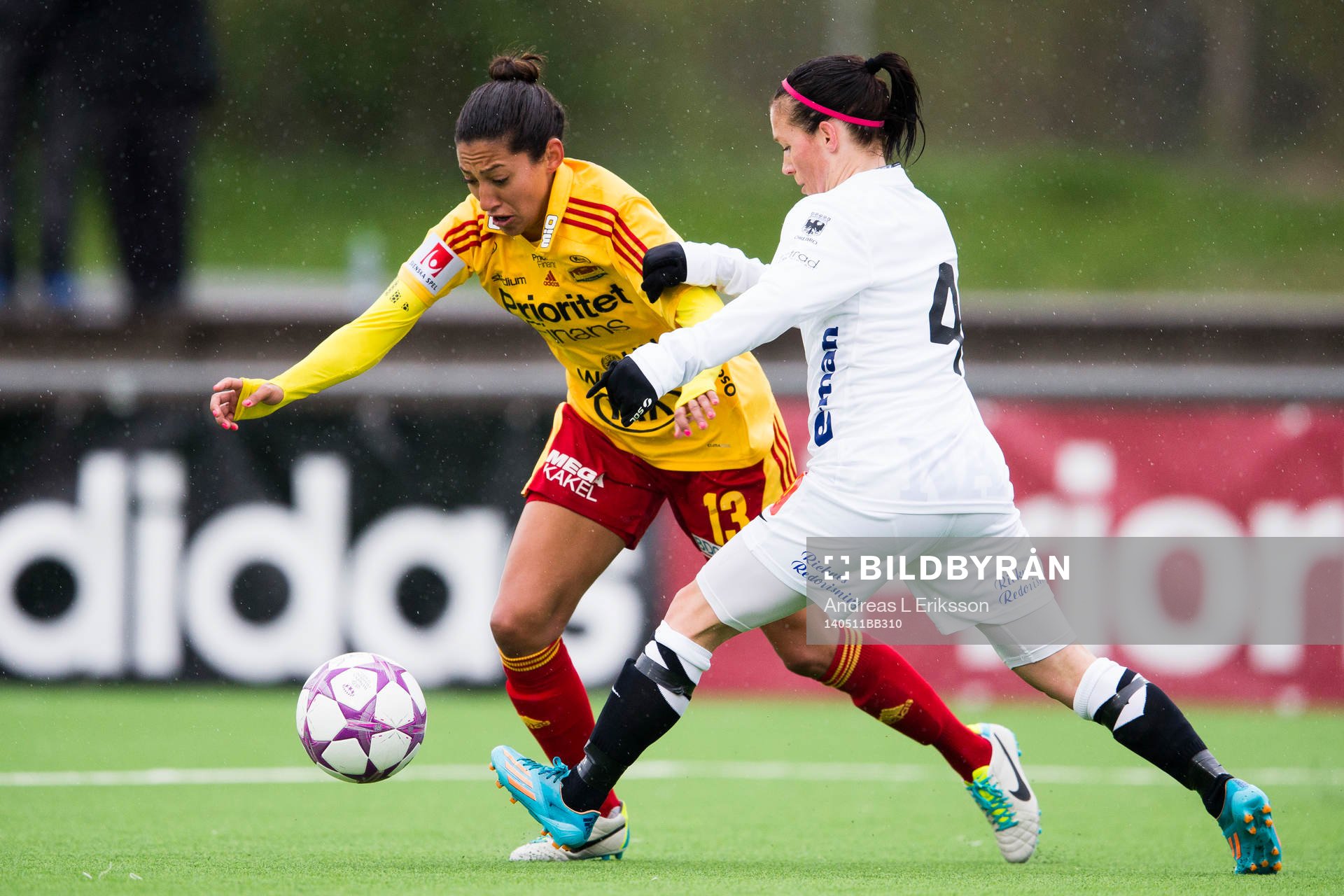 Tyresös Christen Press försöker ta sig förbi Örebros