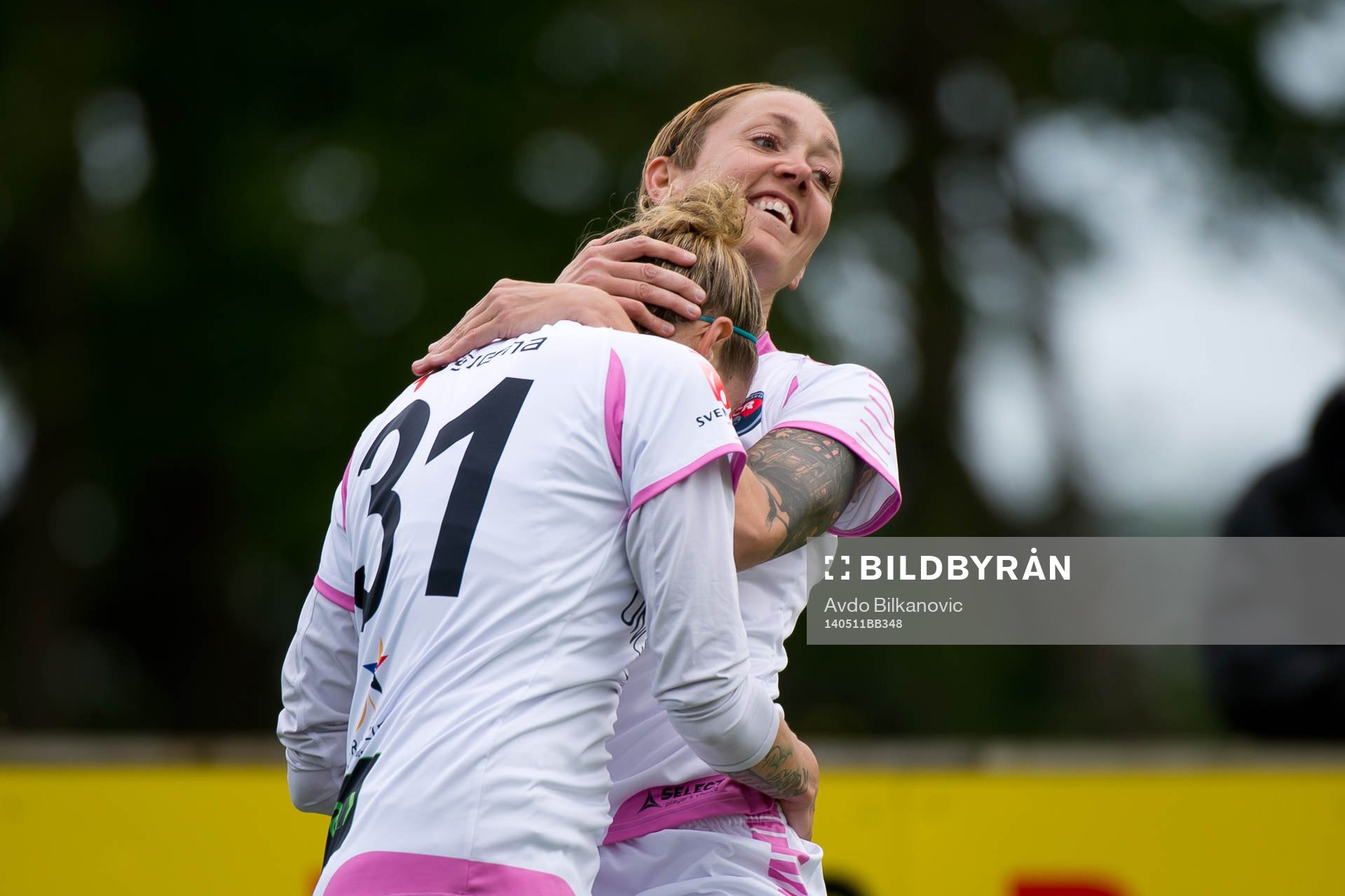 Rosengårds Therese Sjögran gratulerar Anja Mittag nder fotbollsmatchen i Damallsvenskan mellan Kristianstad och Rosengård den 11 maj 2014 i Kristianstad