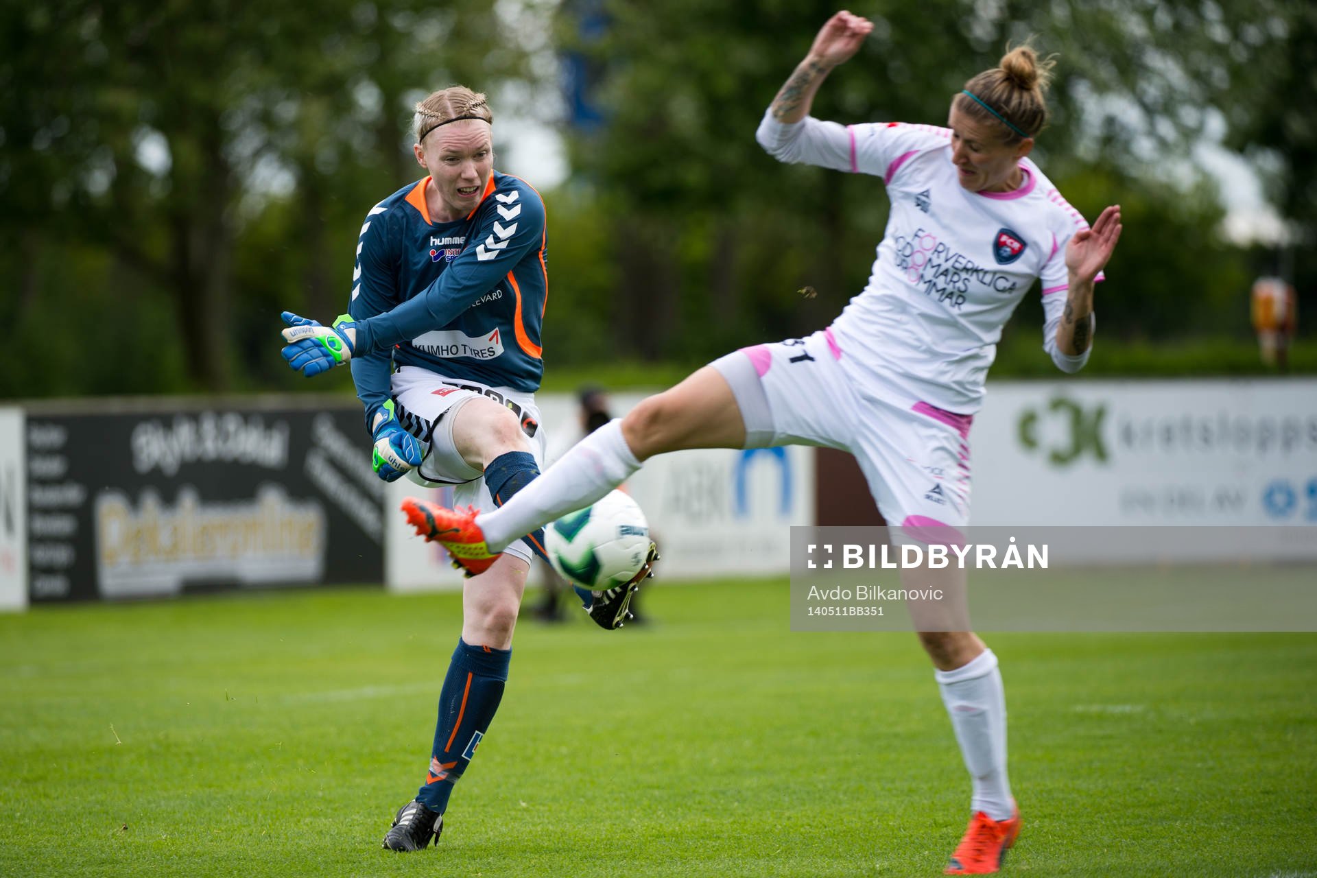 Kristianstads målvakt Hedvig Lindahl skjuter ut bollen mot