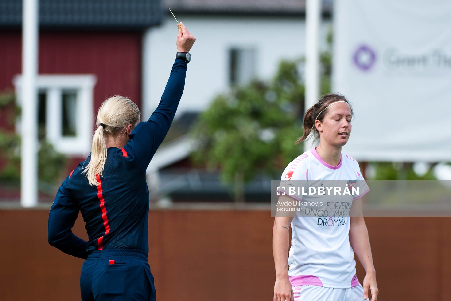 Domare Sandra Fogelberg ger gult kort till Rosengårds Lina