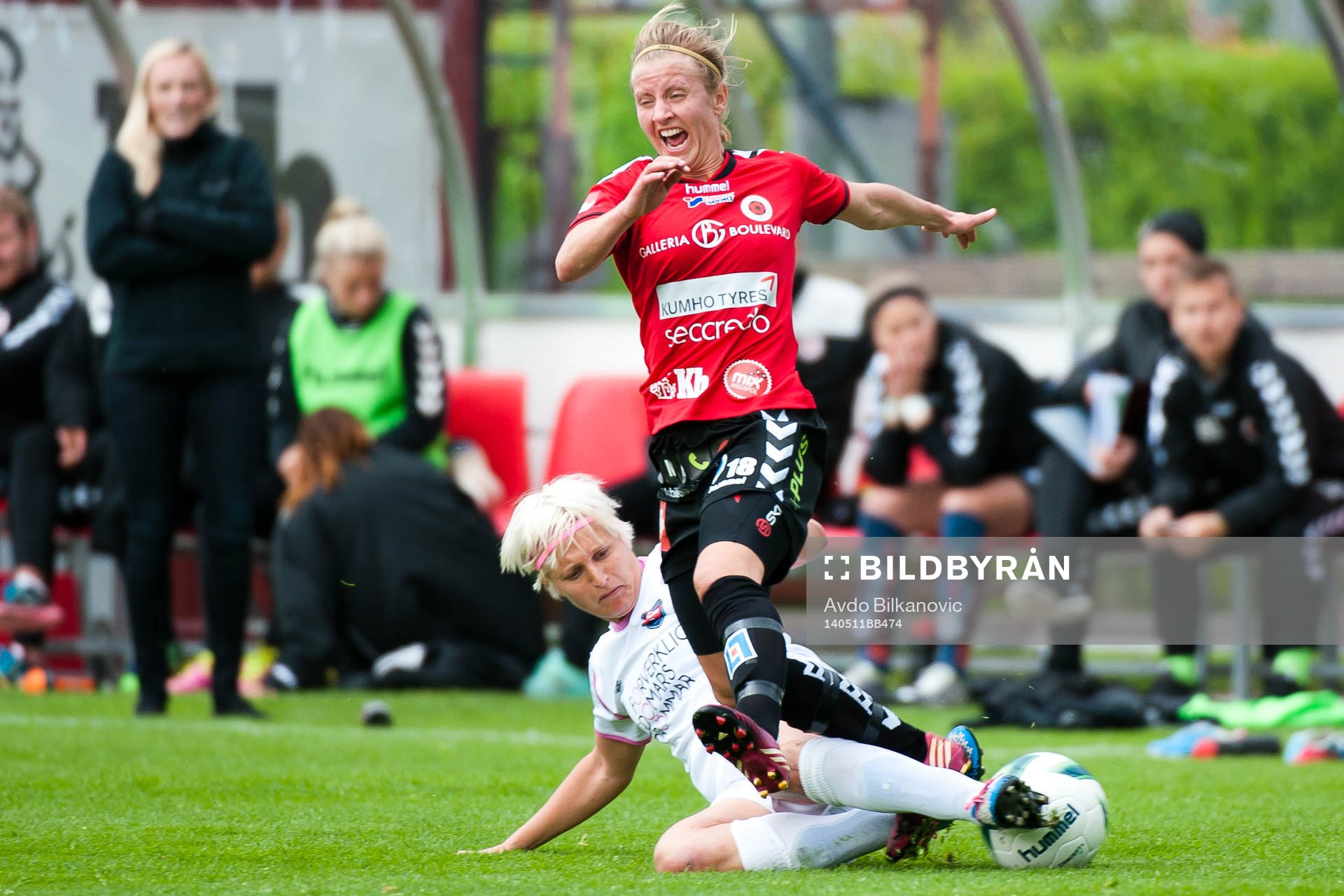 Rosengårds Lisa Ek fäller Kristianstads Gudny Björk Odinsdottir under fotbollsmatchen i Damallsvenskan mellan Kristianstad och Rosengård den 11 maj 2014 i Kristianstad