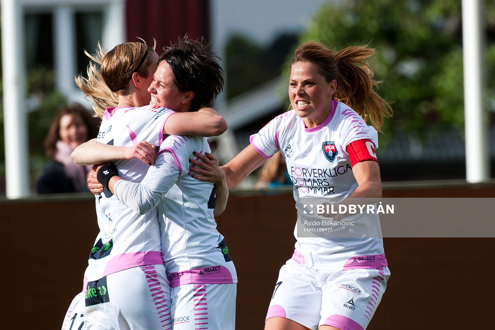 Rosengårds Therese Sjögran gratttas av medspelare efter att har gjort 1-2 målet under fotbollsmatchen i Damallsvenskan mellan Kristianstad och Rosengård den 11 maj 2014 i Kristianstad