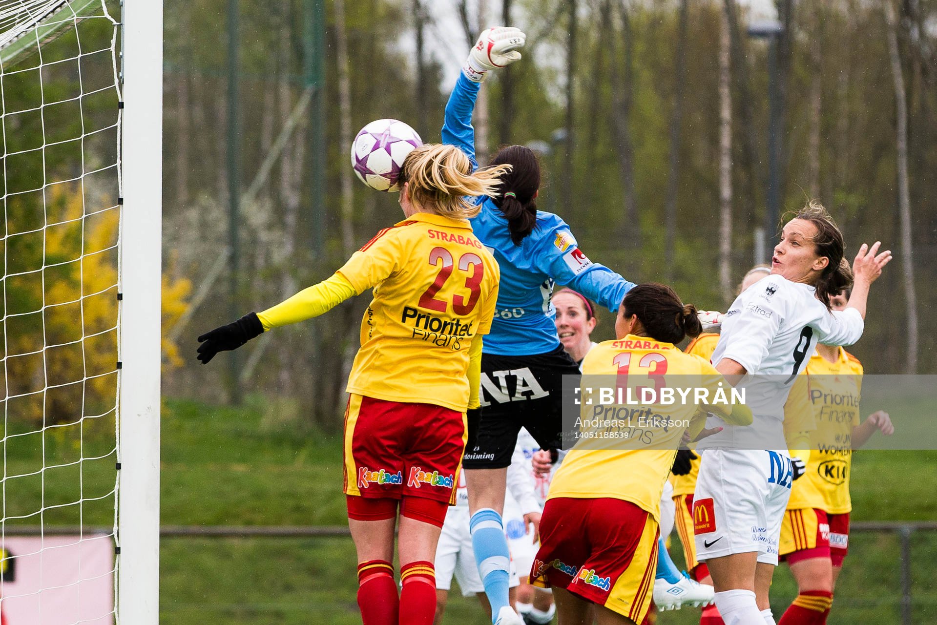 Tyresös Linda Sembrant nickar in 1-0 på hörna bakom