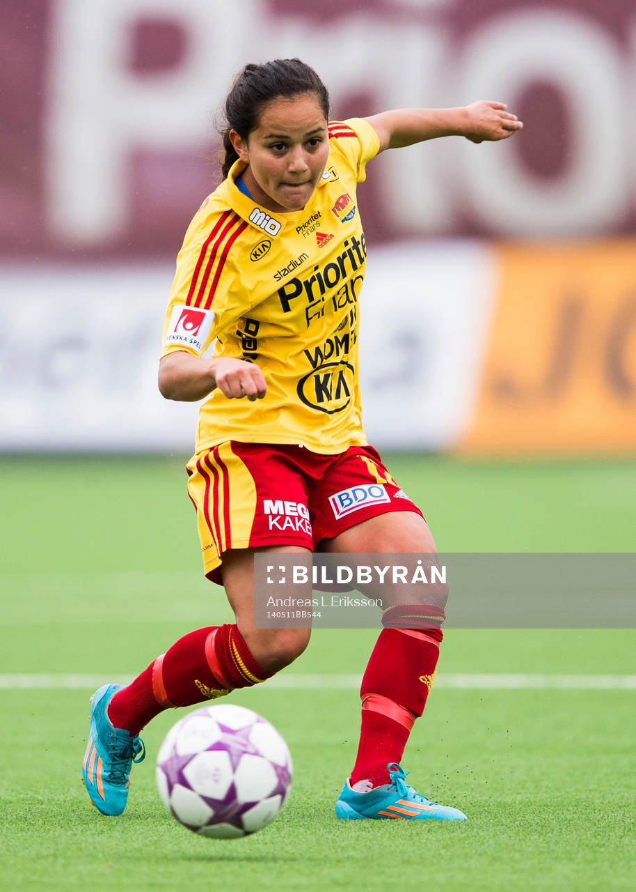 Tyresös Malin Diaz med bollen