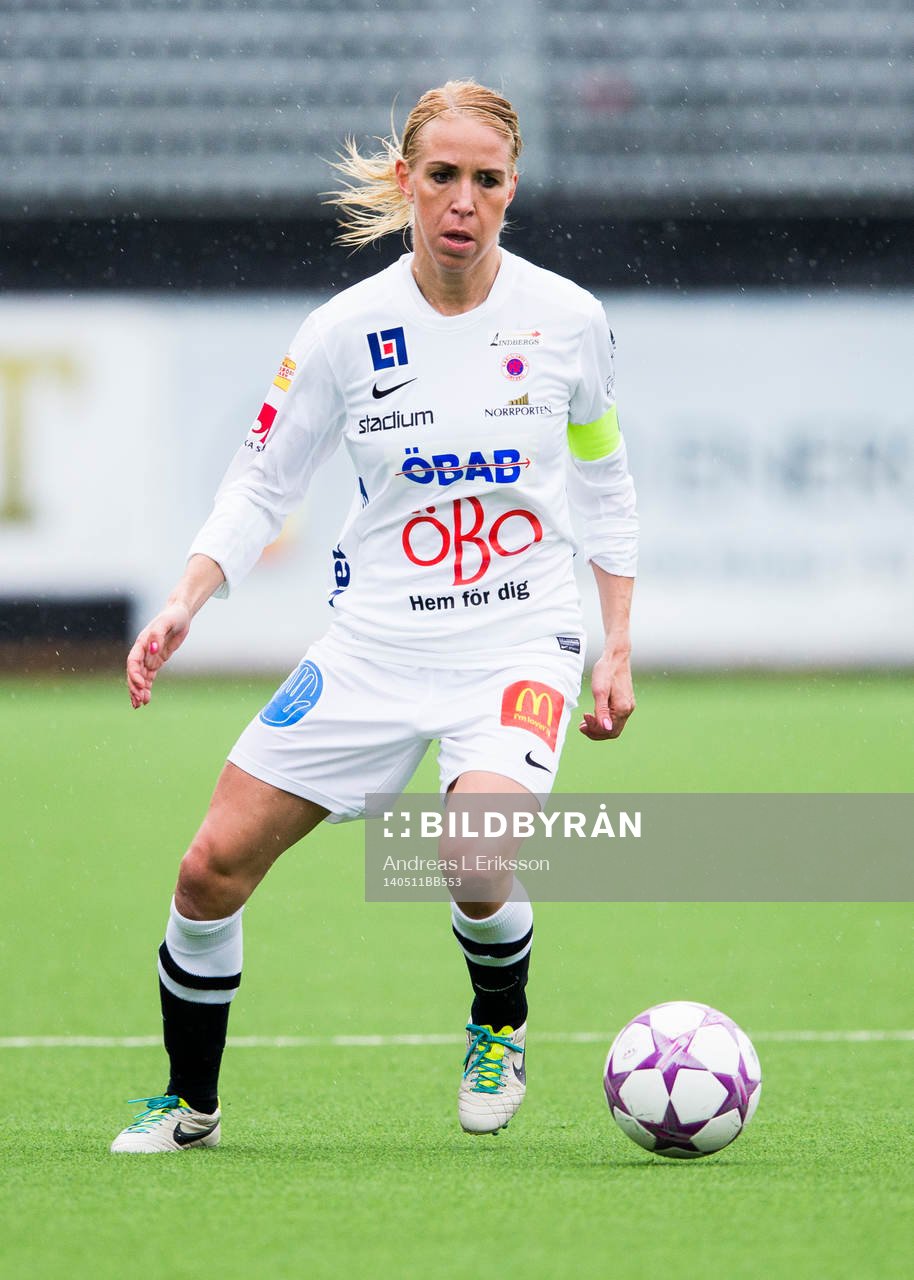Örebros Elin Magnusson med bollen