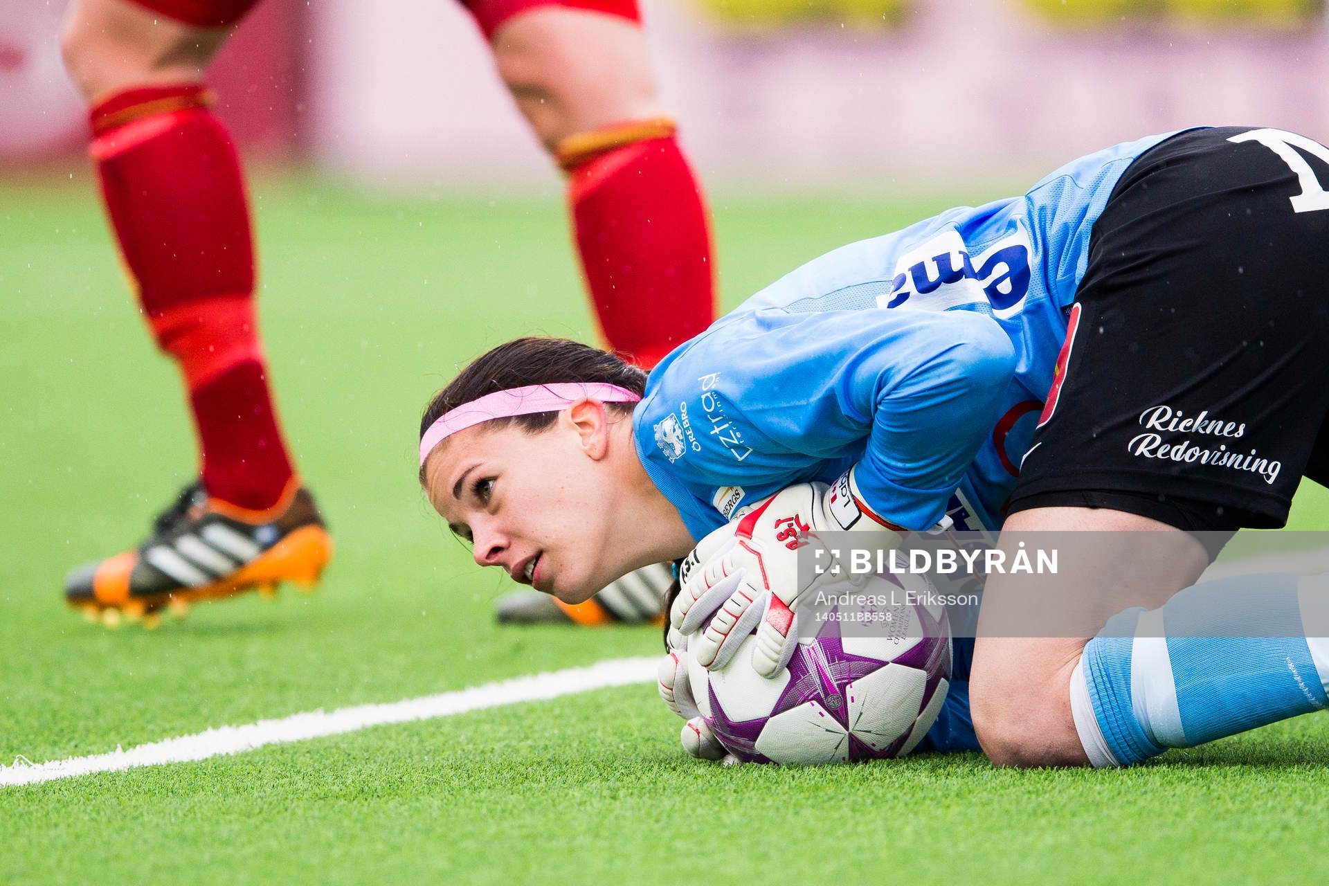 Örebros målvakt Stephanie Labbé tar hand om bollen