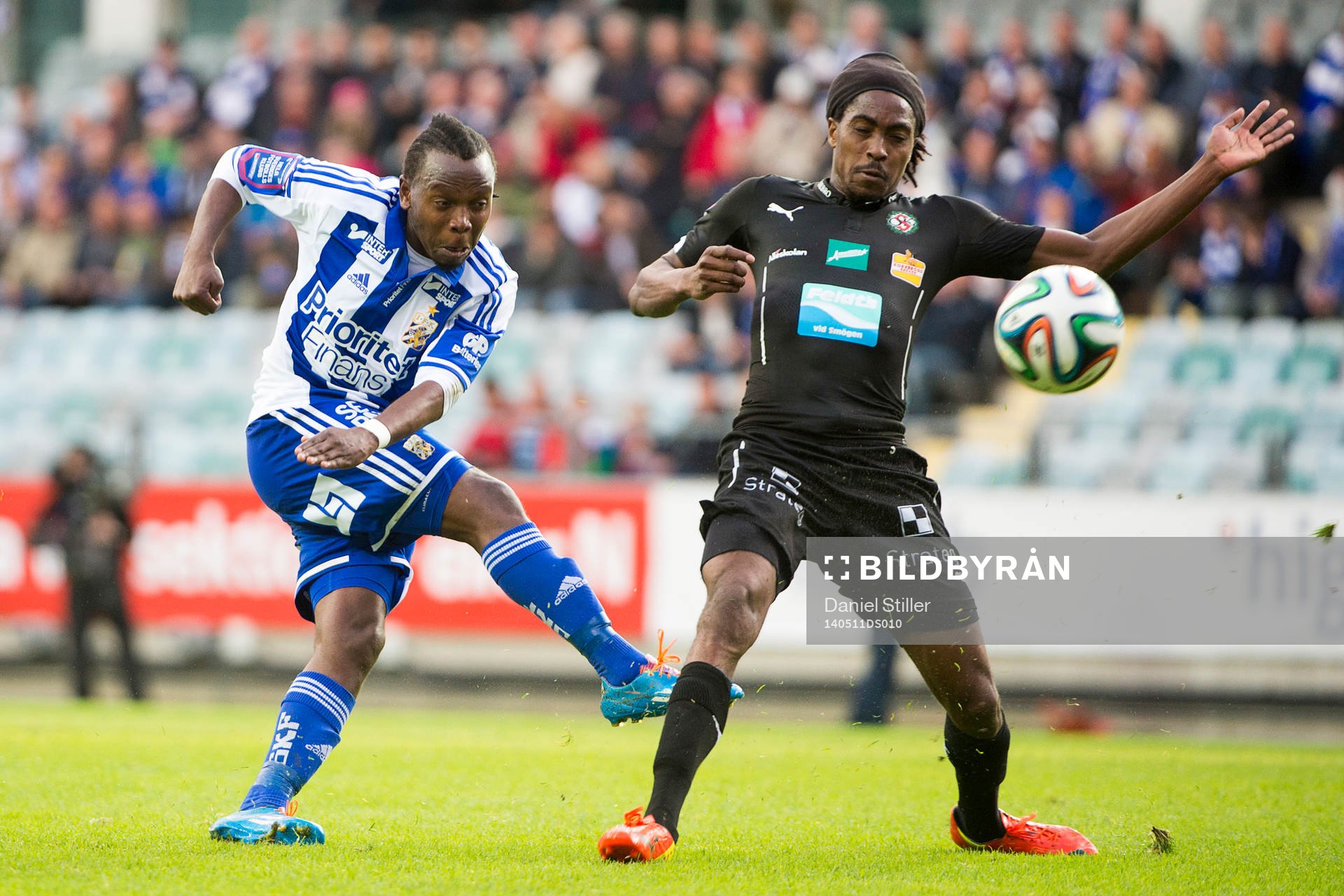 IFK Göteborgs May Mahlangu testar skott framför