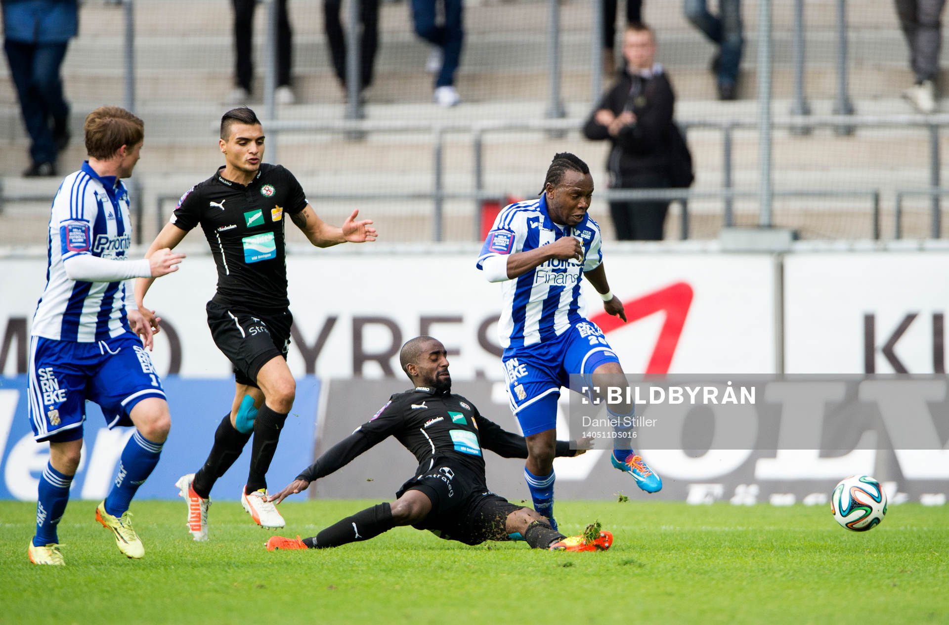 IFK Göteborgs May Mahlangu går förbi Örebros Mohammed