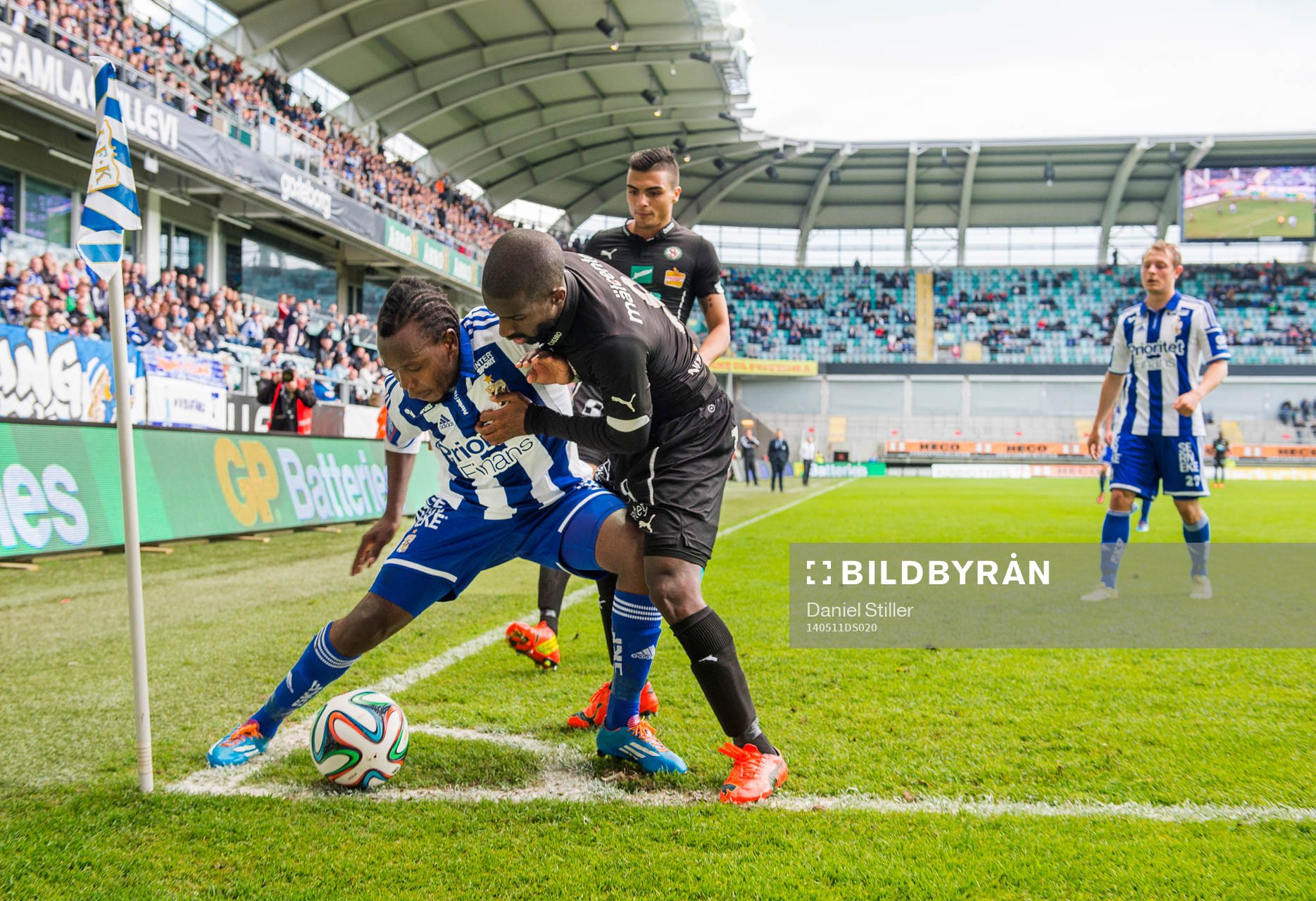 IFK Göteborgs May Mahlangu täcker undan bollen för