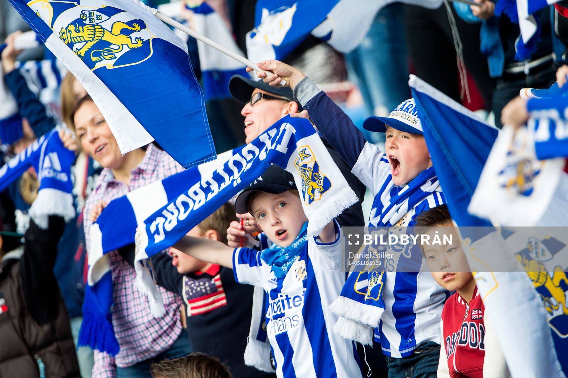 IFK Göteborgs Young Fellows skapar stämning med flaggor och sång under fotbollsmatchen i Allsvenskan mellan IFK Göteborg och Örebro den 11 maj 2014 i Göteborg.