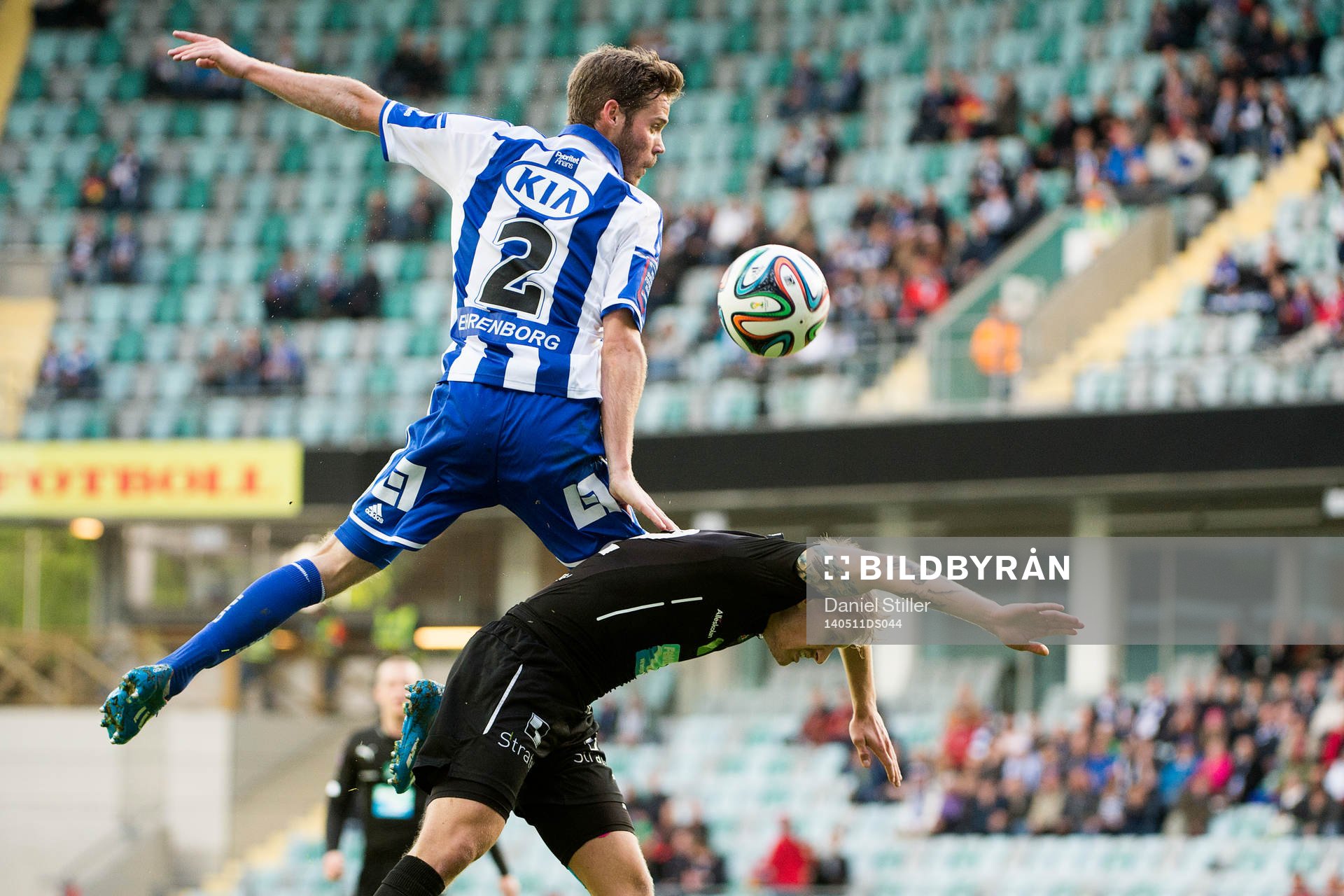 IFK Göteborgs Emil Salomonsson hoppar högre än Örebros