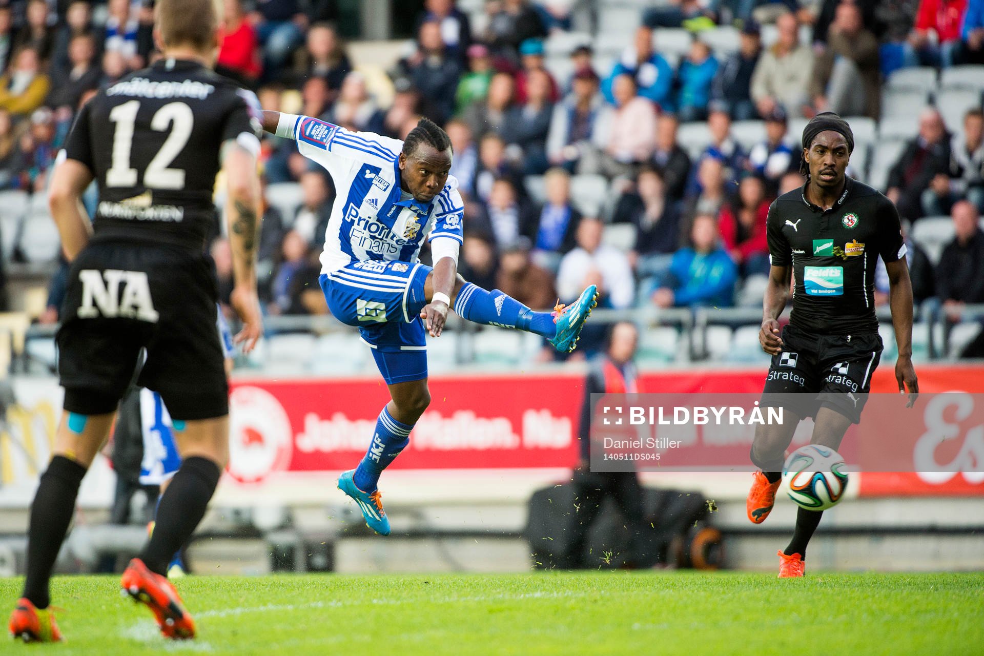 IFK Göteborgs May Mahlangu testar skott