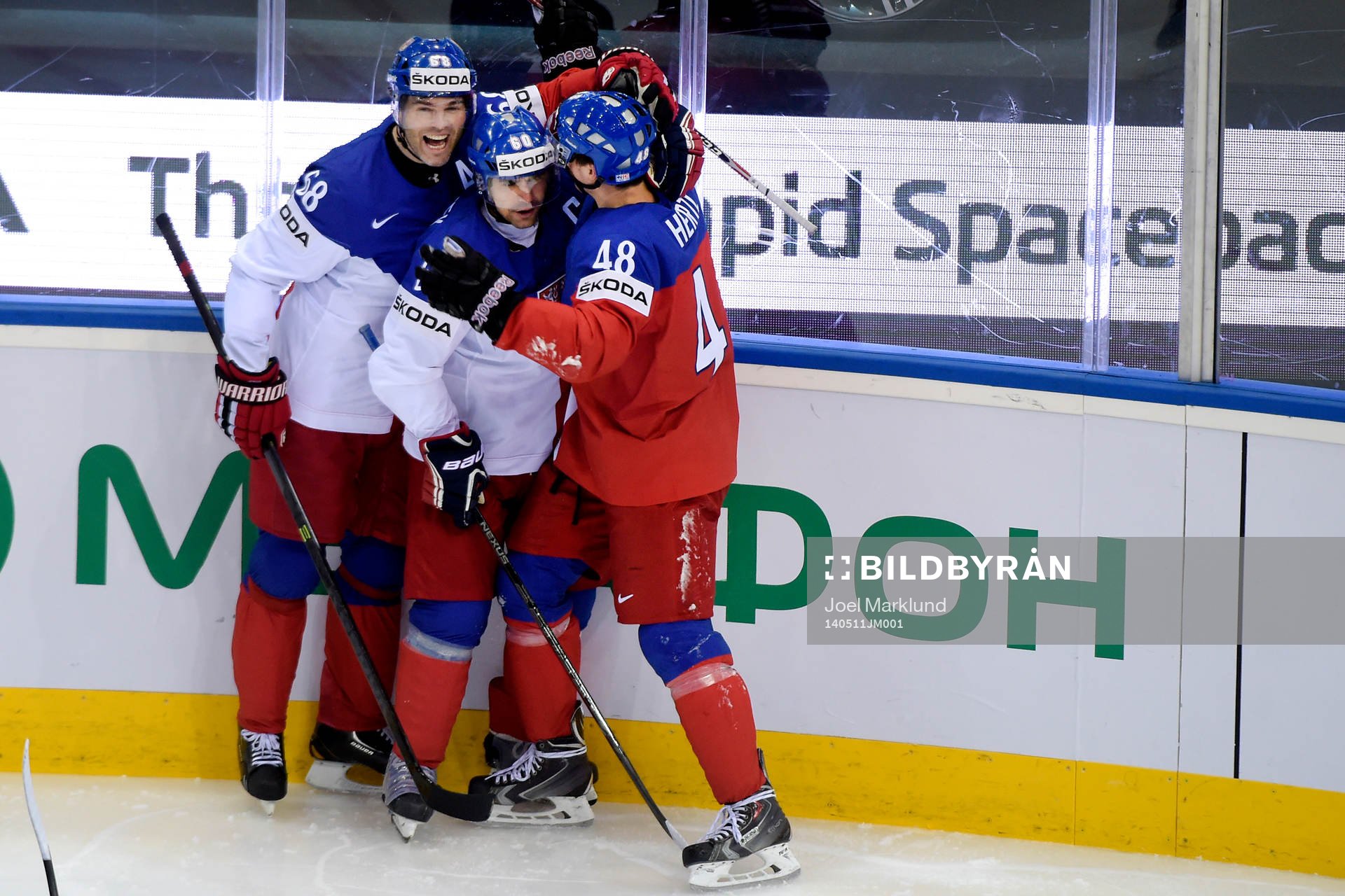 Tjeckiens Jaromir Jagr, Tomas Rolinek och Tomas Hertl jublar