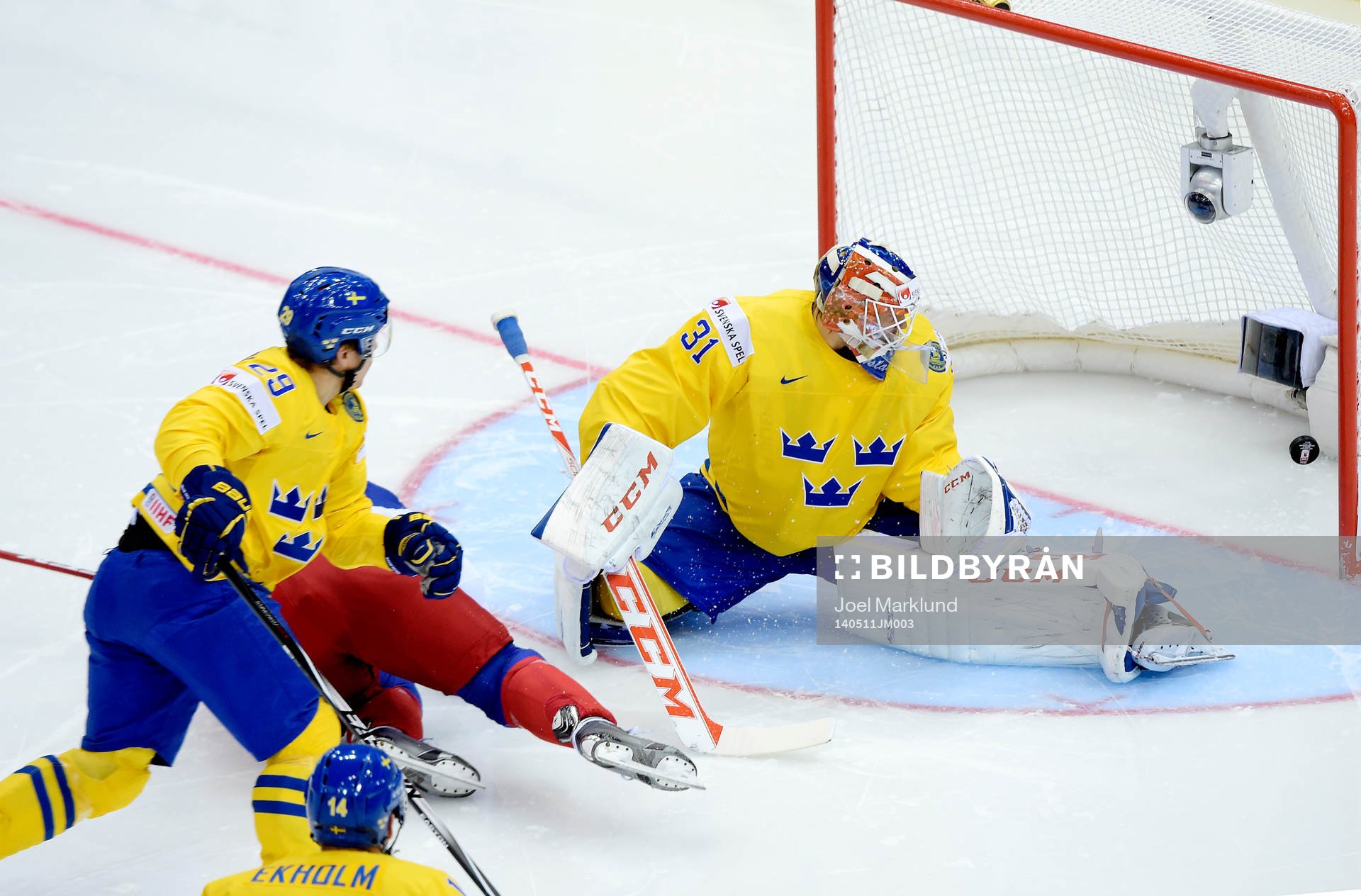 Tjeckiens Tomas Hertl gör 0-1 bakom Sveriges målvakt