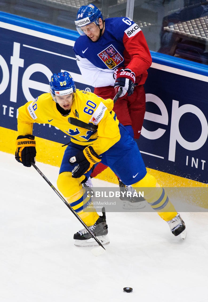 Sveriges Mikael Backlund blir hakad av Tjeckiens Jiri Sekac