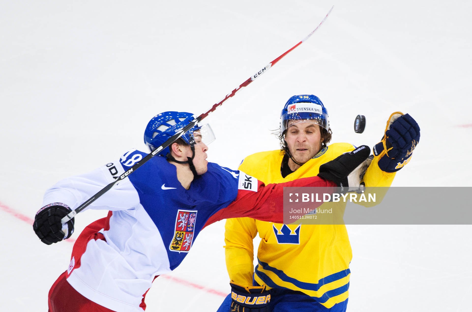 Tjeckiens Tomas Hertl i kamp om pucken med Sveriges Johan