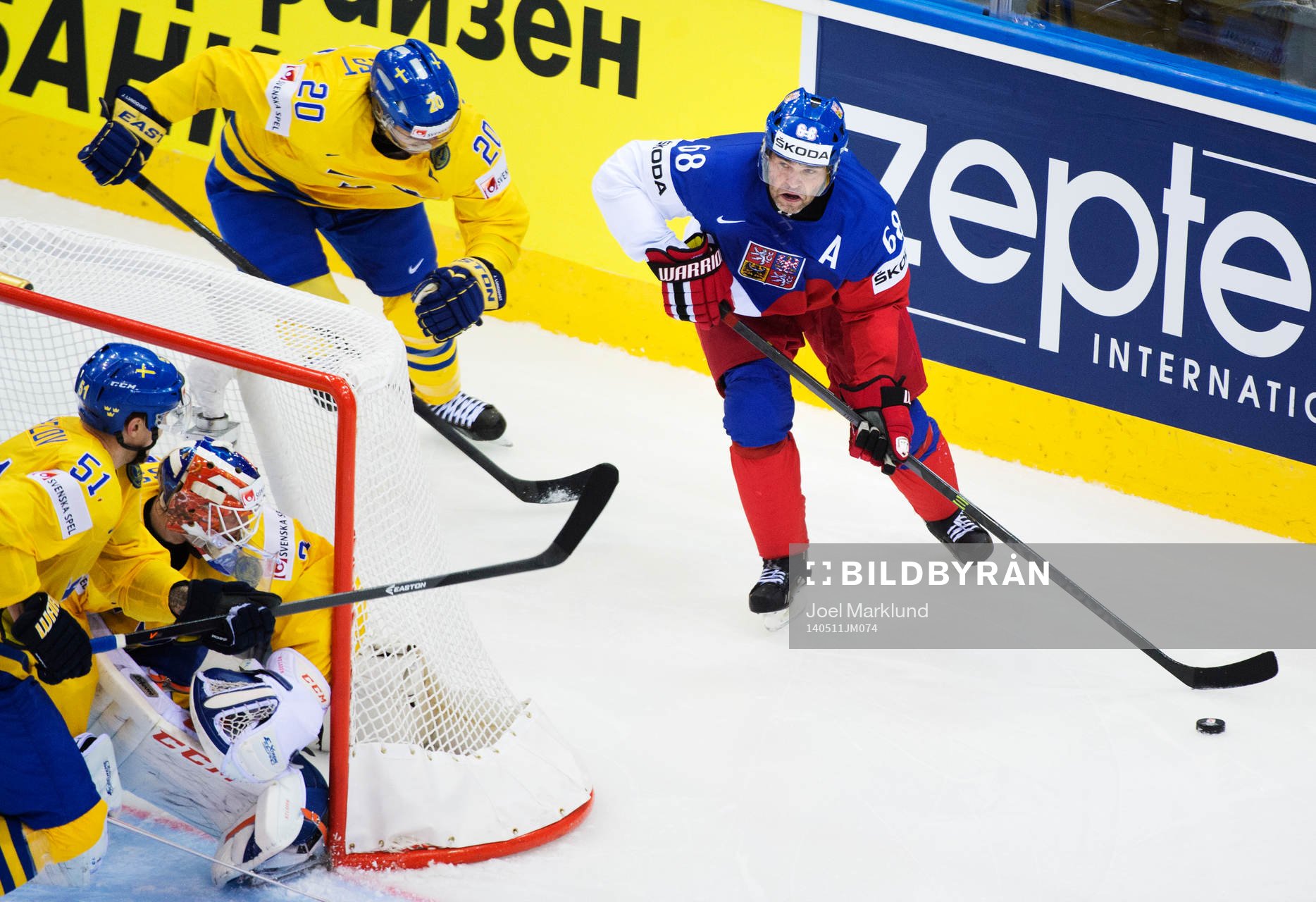 Tjeckiens Jaromir Jagr kontrollerar pucken