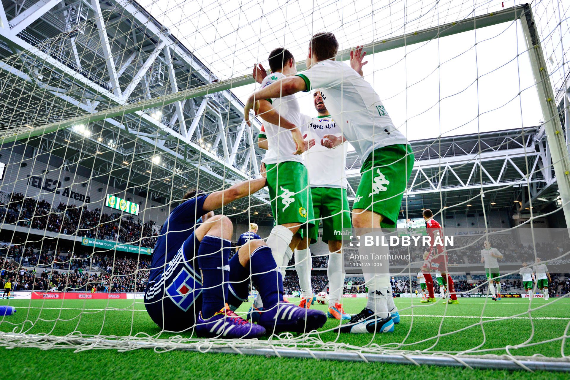 Hammarbys spelare jublar och Husqvarnas spelare ligger inne