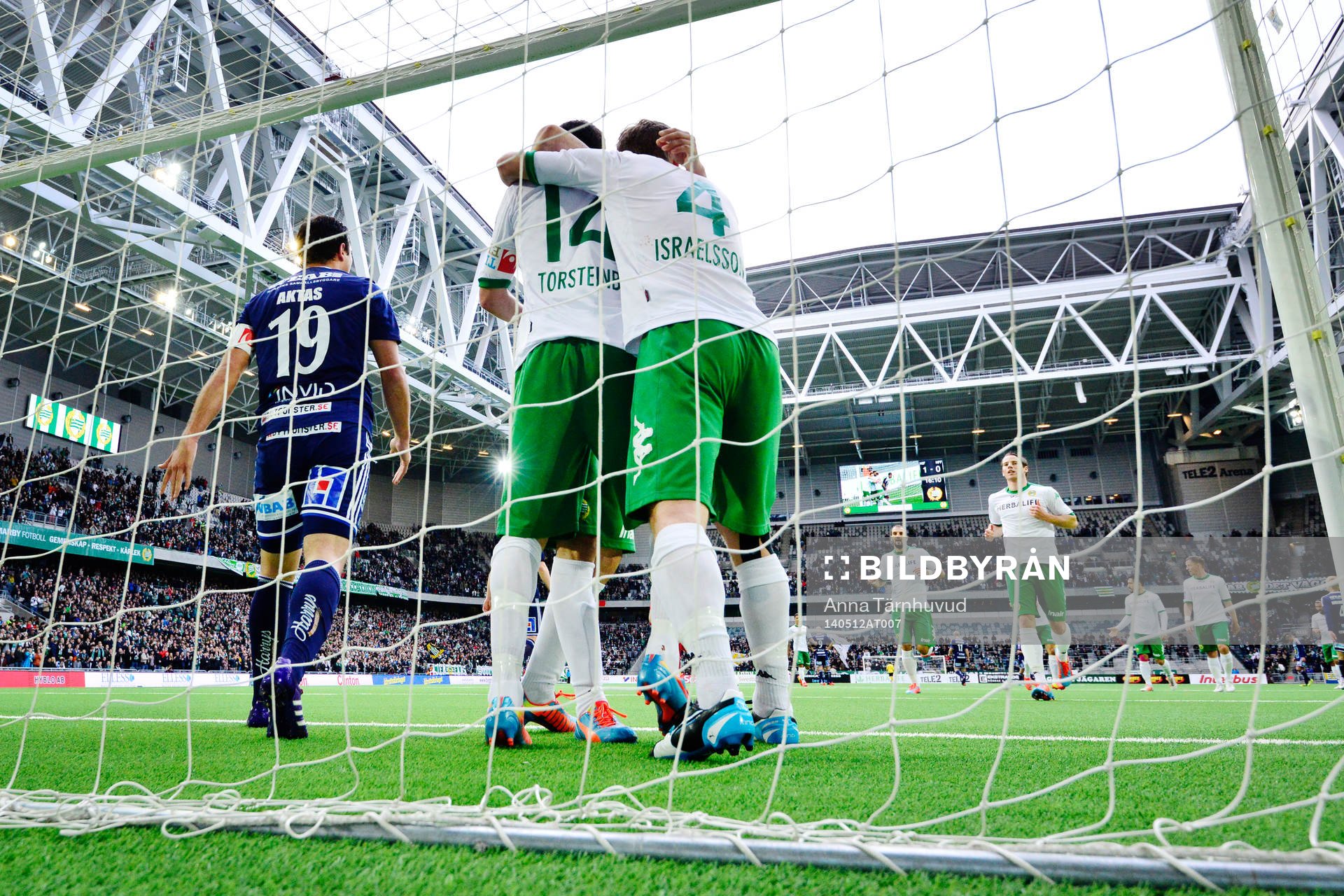 Hammarbys spelare jublar och Husqvarnas spelare ligger inne