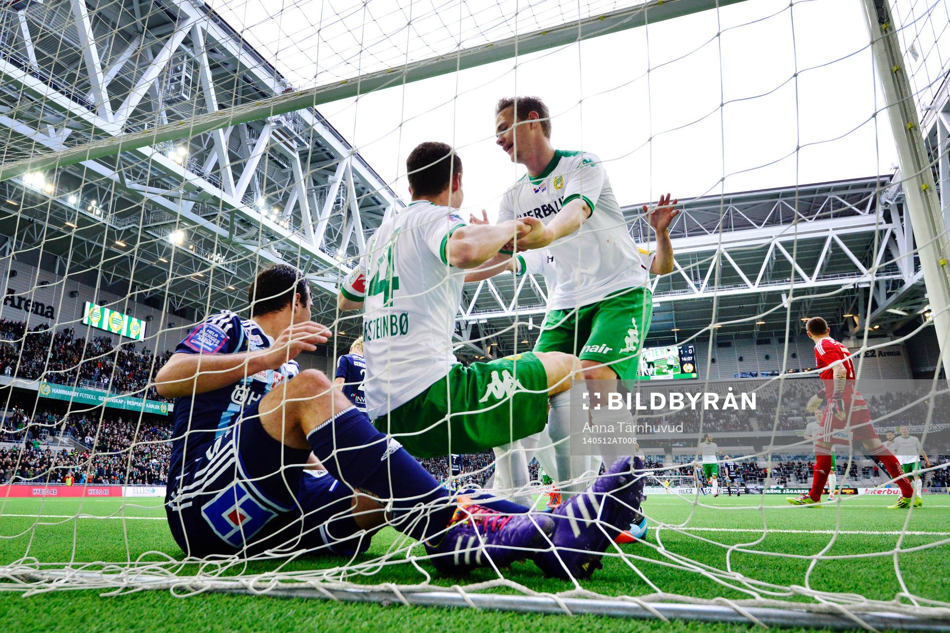 Hammarbys spelare jublar och Husqvarnas spelare ligger inne
