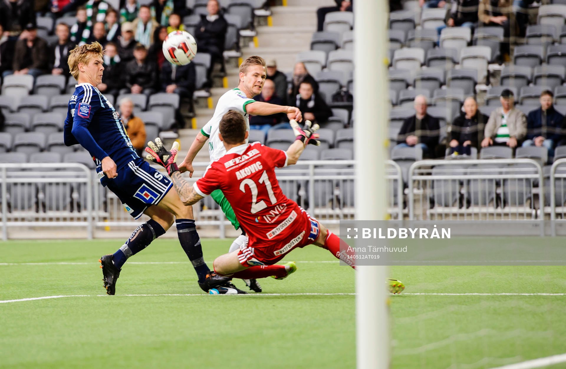 Hammarbys Erik Israelsson skjuter assist vid 1-0 målet