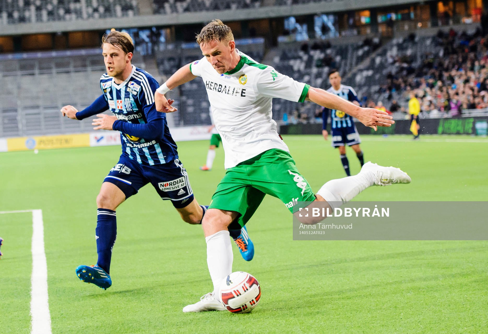 Hammarbys Jan Gunnar Solli och Husqvarnas Thomas Hansson under fotbollsmatchen i Superettan mellan Hammarby och Husqvarna den 12 maj 2014.