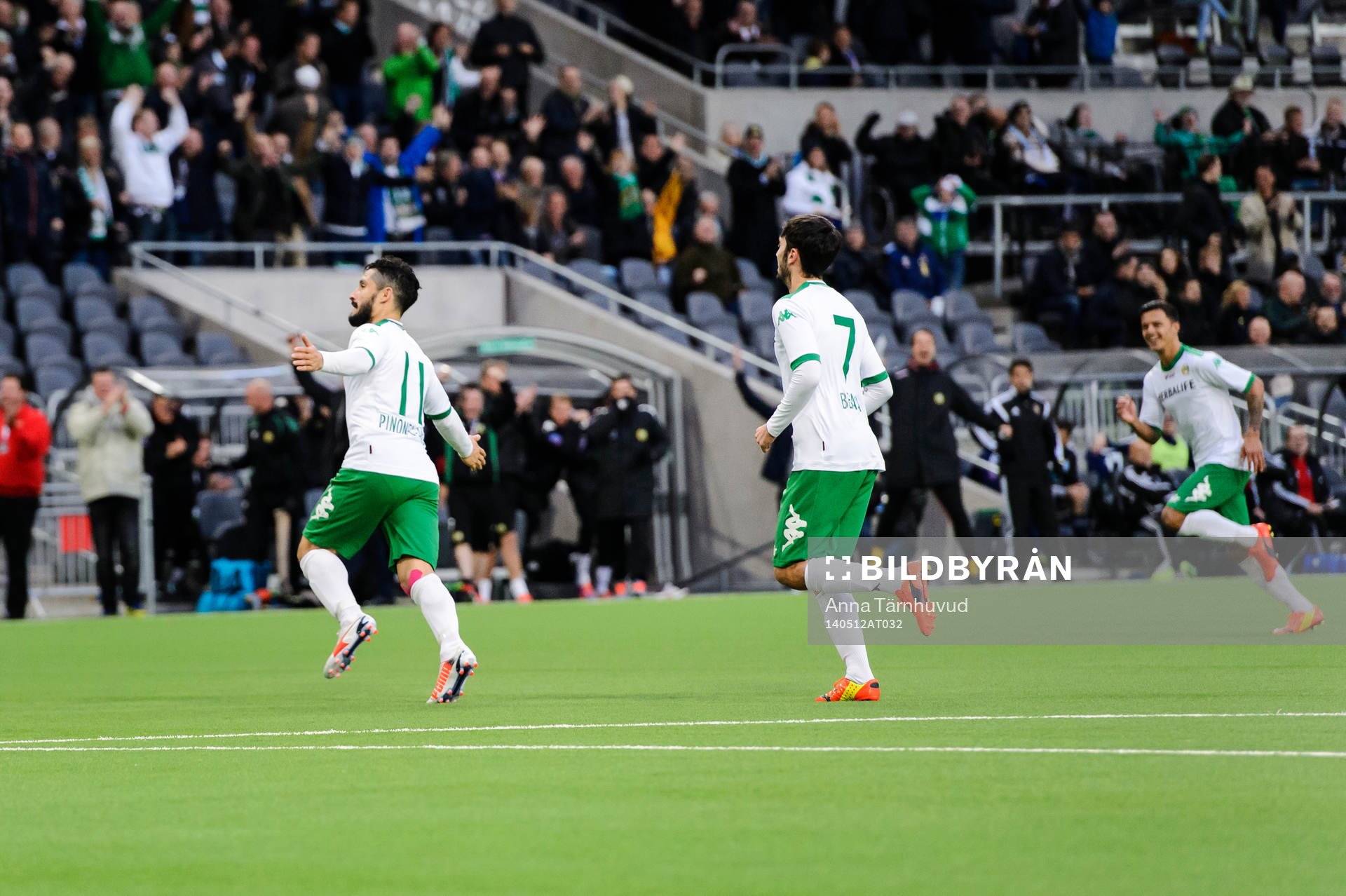 Hammarbys spelare jublar efter att Pablo Piñones-Arce gjorde 3-1 under fotbollsmatchen i Superettan mellan Hammarby och Husqvarna den 12 maj 2014.