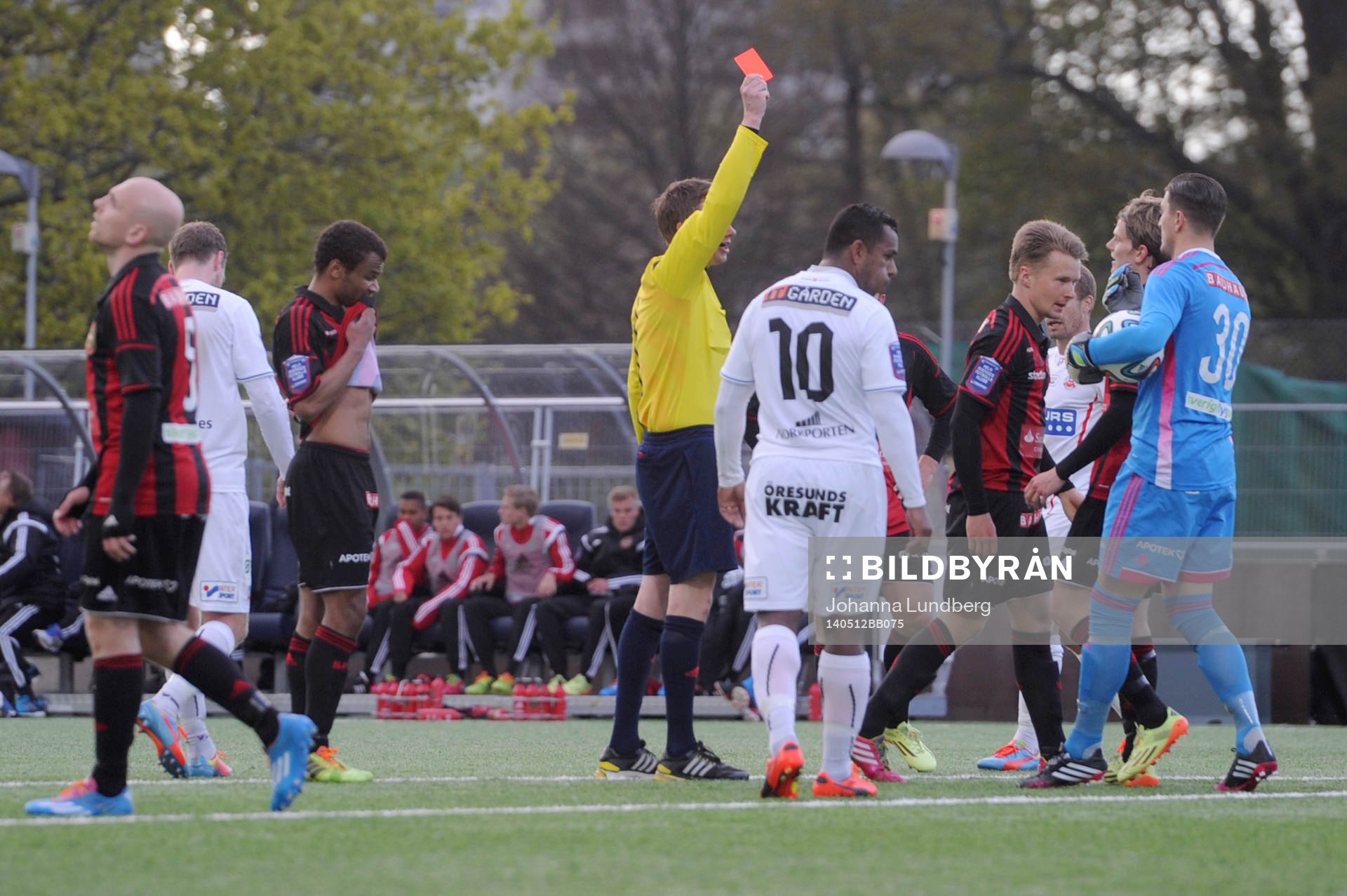 Brommapojkarnas Jacob Une Larsson får rött kort