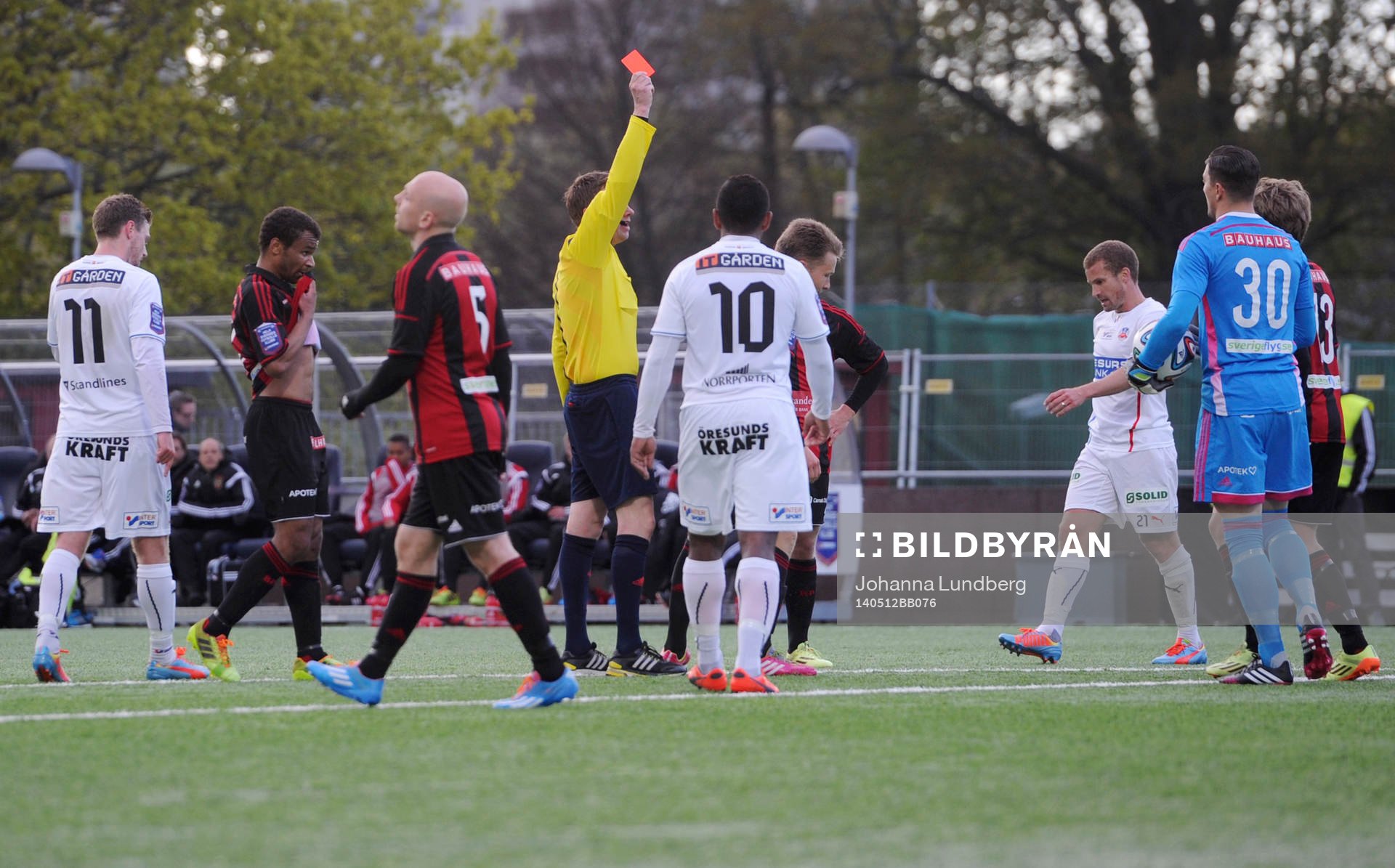 Brommapojkarnas Jacob Une Larsson får rött kort