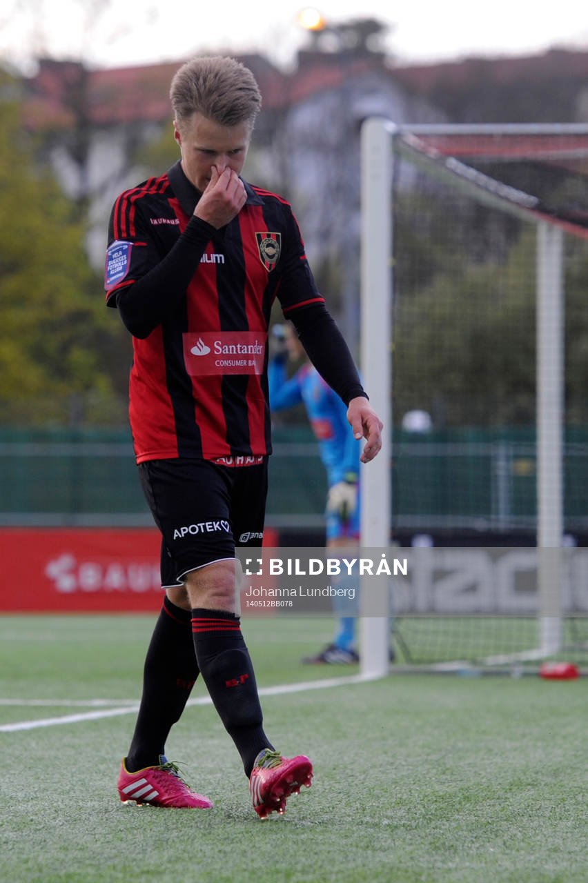 Brommapojkarnas Jacob Une Larsson får rött kort