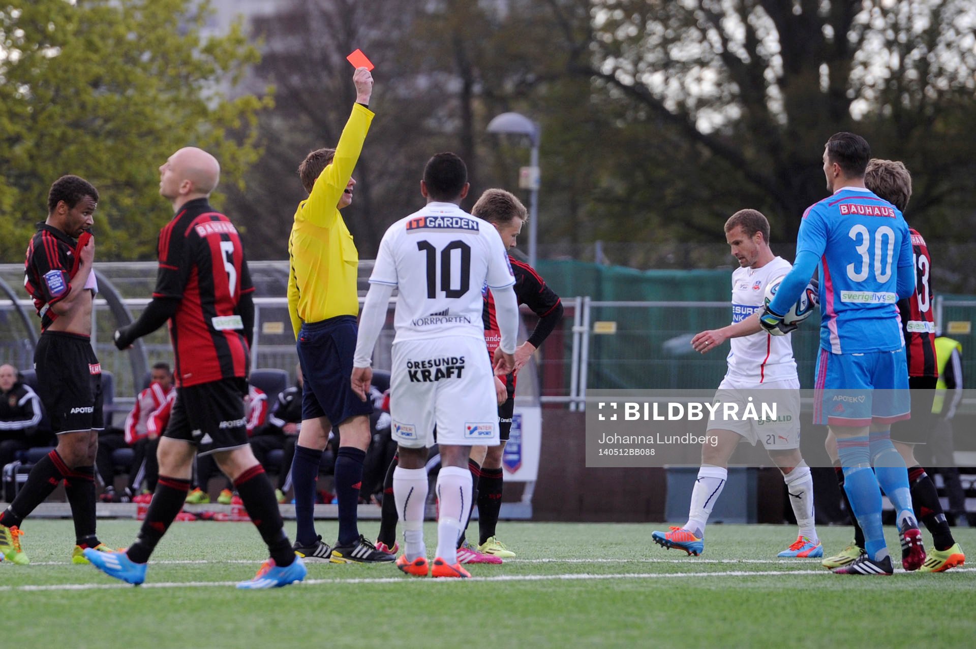 Brommapojkarnas Jacob Une Larsson får rött kort