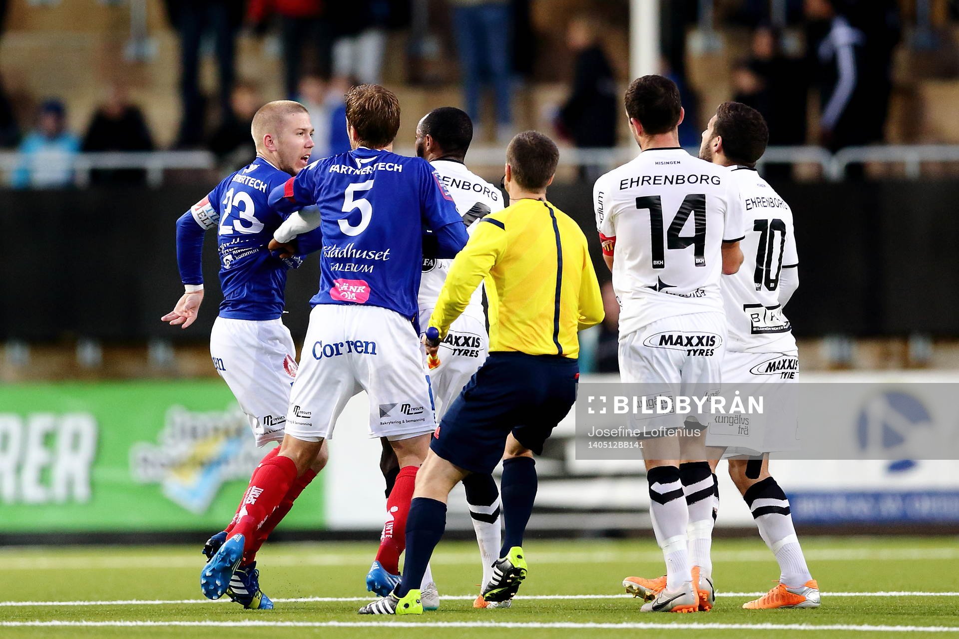Bråk utbryter mellan Åtvidabergs Anton Tinnerholm och Häckens René Makondele efter slutsignalen i fotbollsmatchen i Allsvenskan mellan Åtvidaberg och Häcken den 12 maj 2014 i Åtvidaberg.