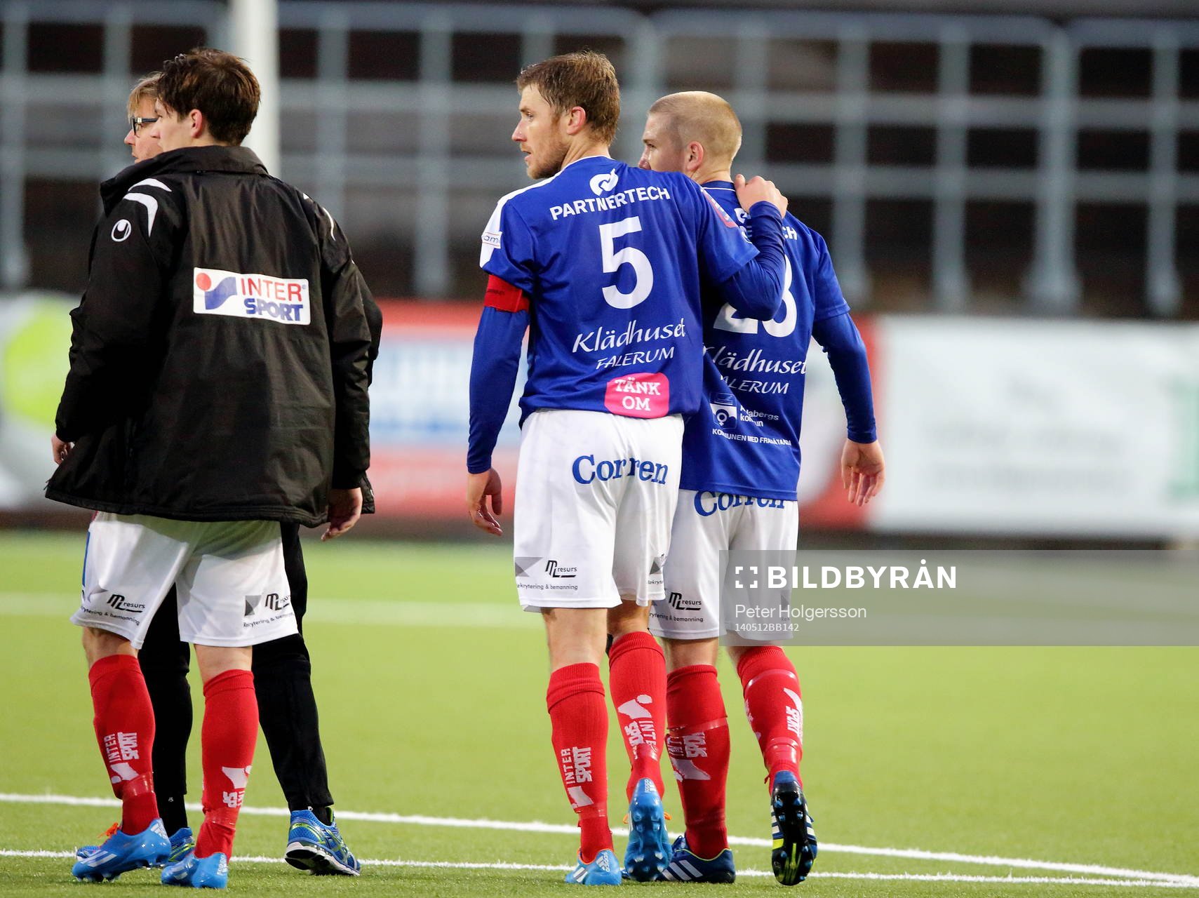 Åtvidabergs Daniel Hallingström lugnar Anton Tinnerholm