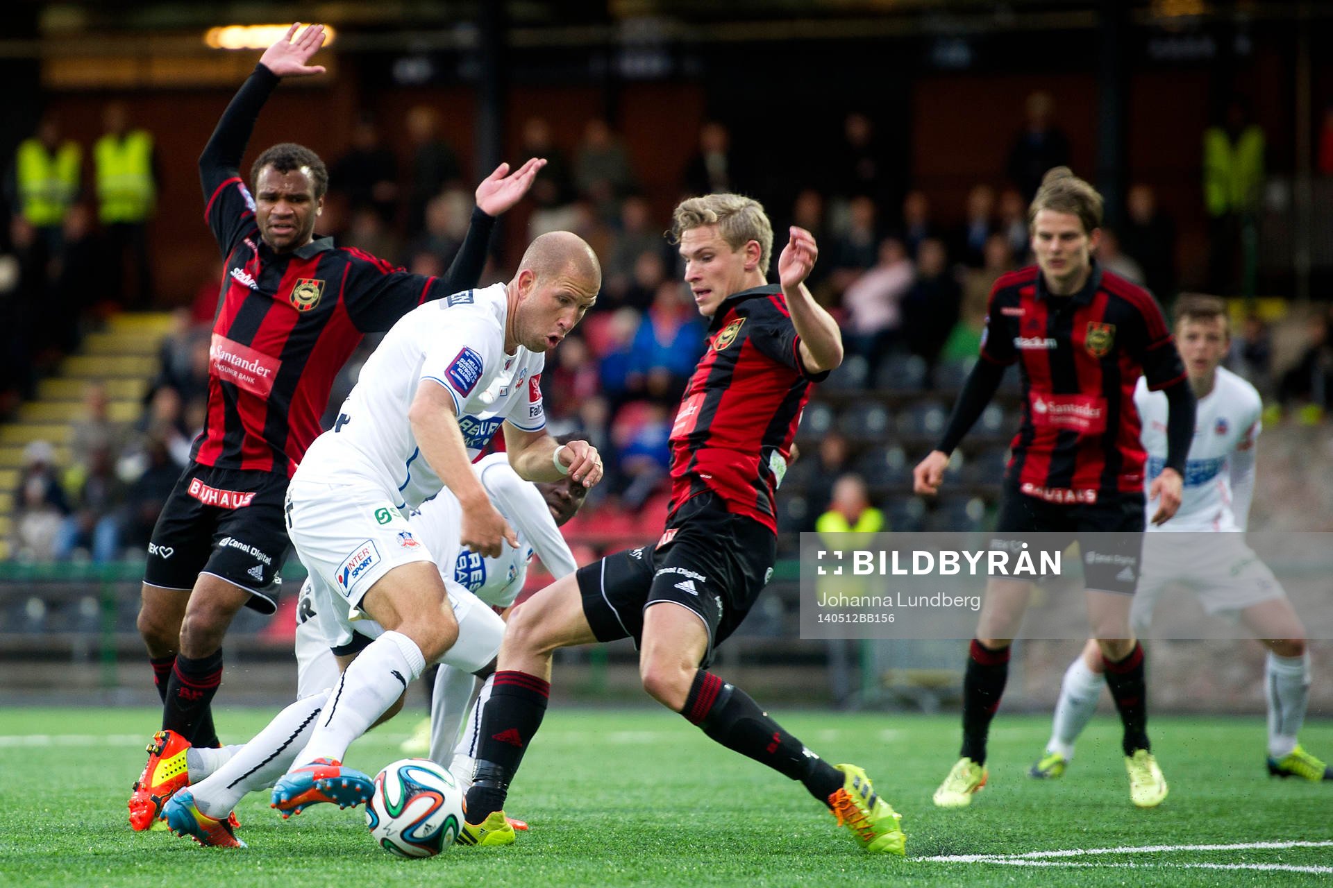 Helsingborgs Mattias Lindström försöker ta sig förbi