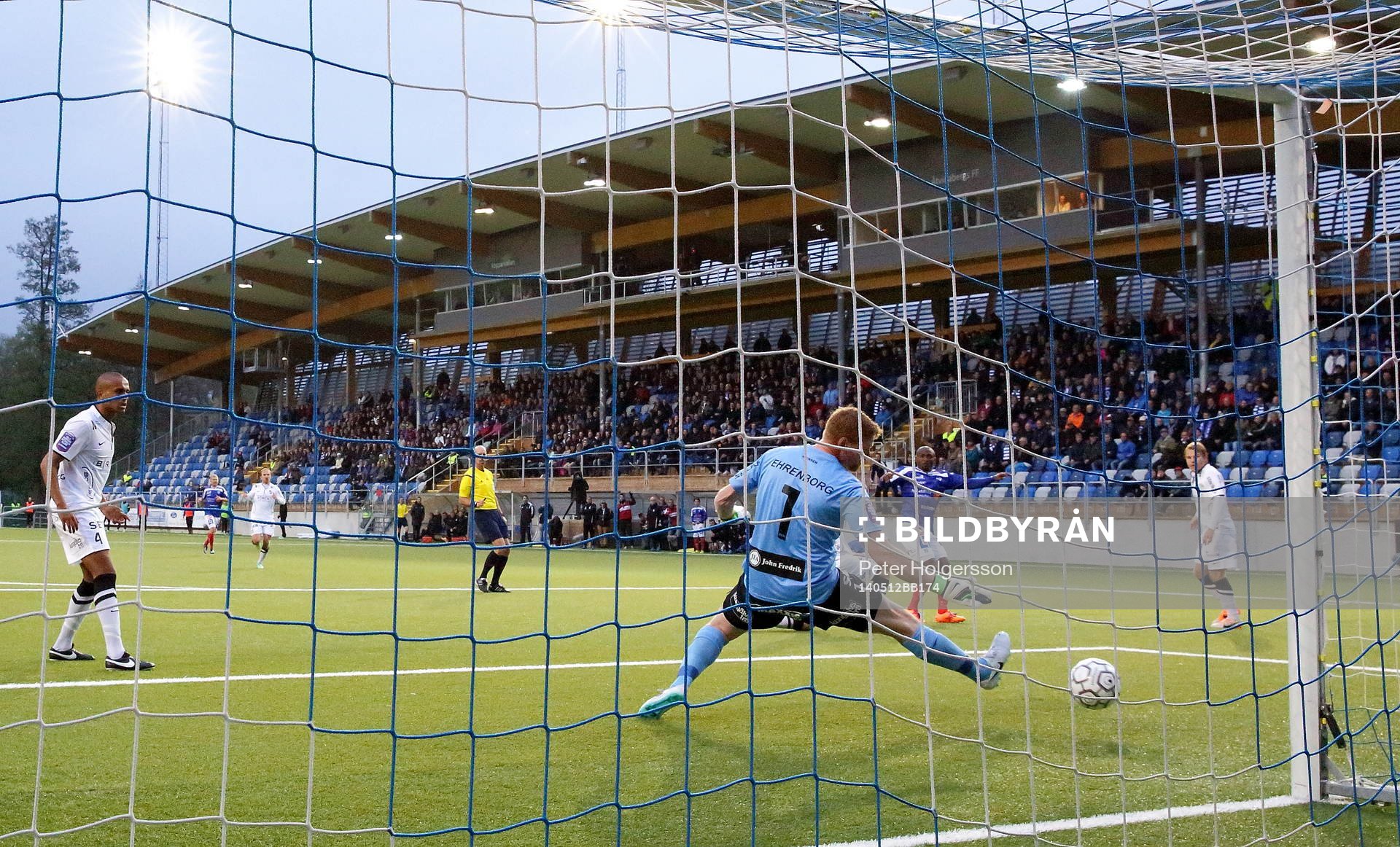 Häckens målvakt Christoffer Källqvist släpper in mål