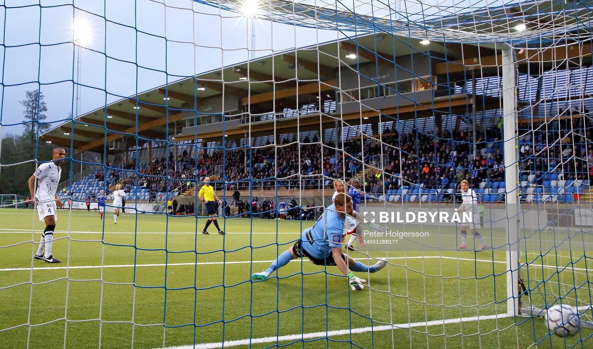 Häckens målvakt Christoffer Källqvist släpper in mål