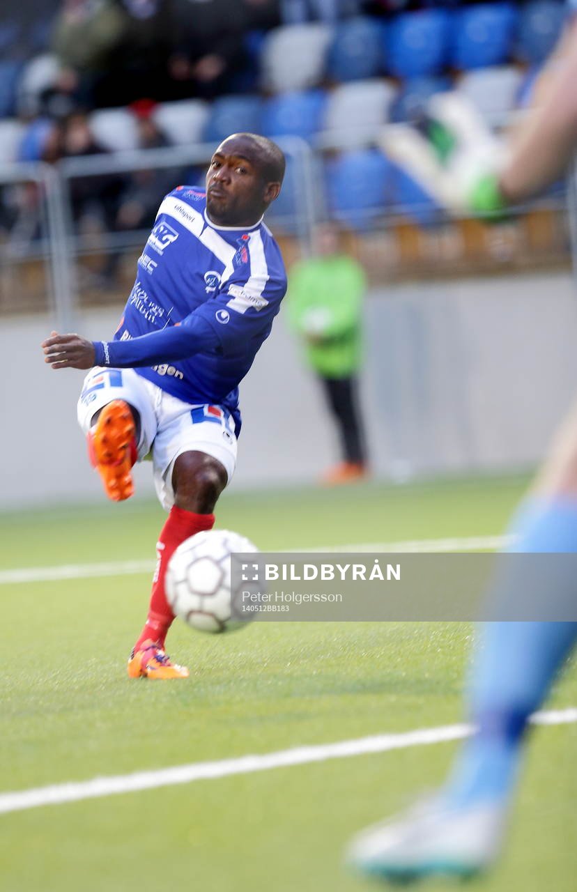 Åtvidabergs John Owoeri gör mål 1-0 förbi Häckens