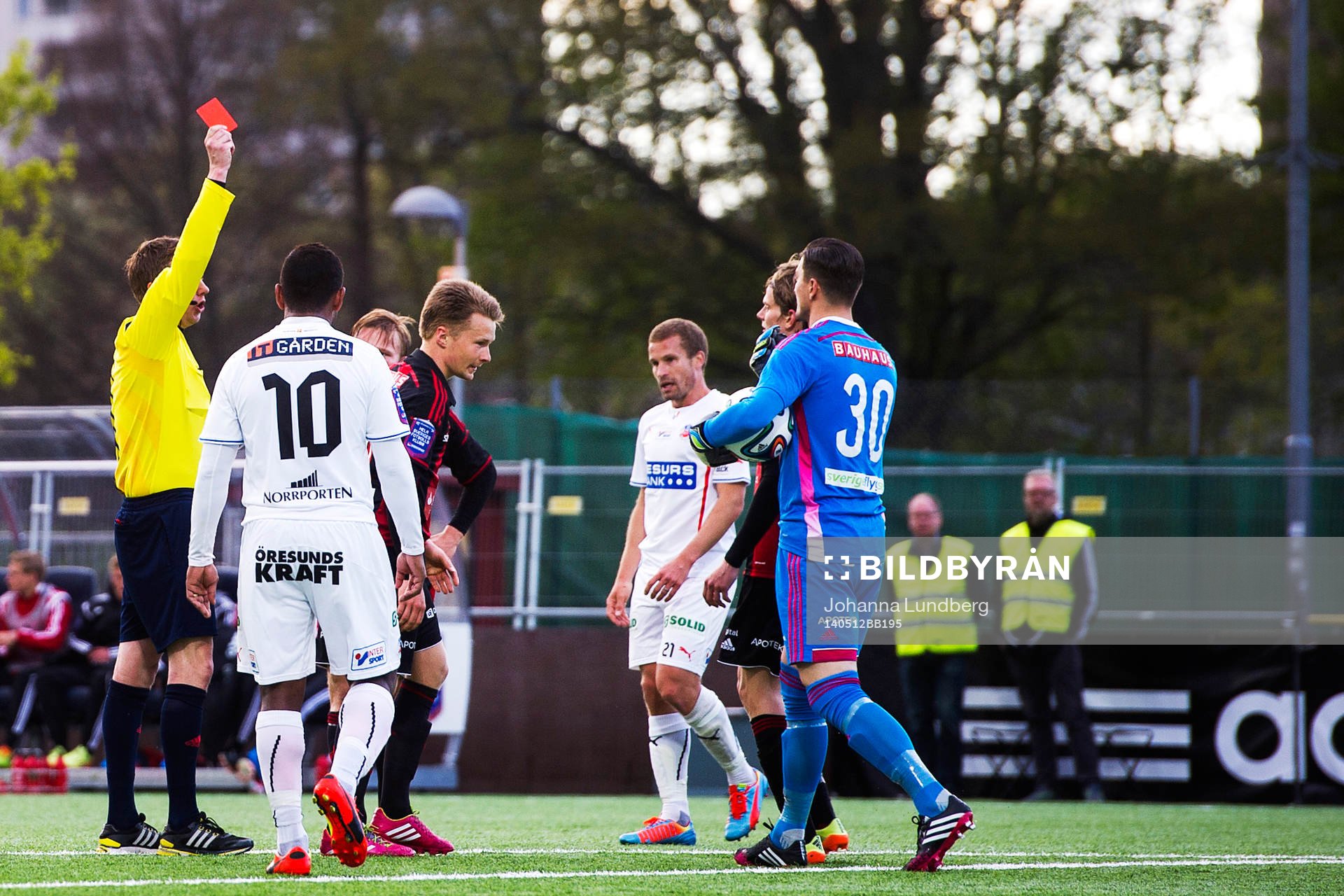 Domare Markus Strömbergsson ger Brommapojkarnas Jacob Une