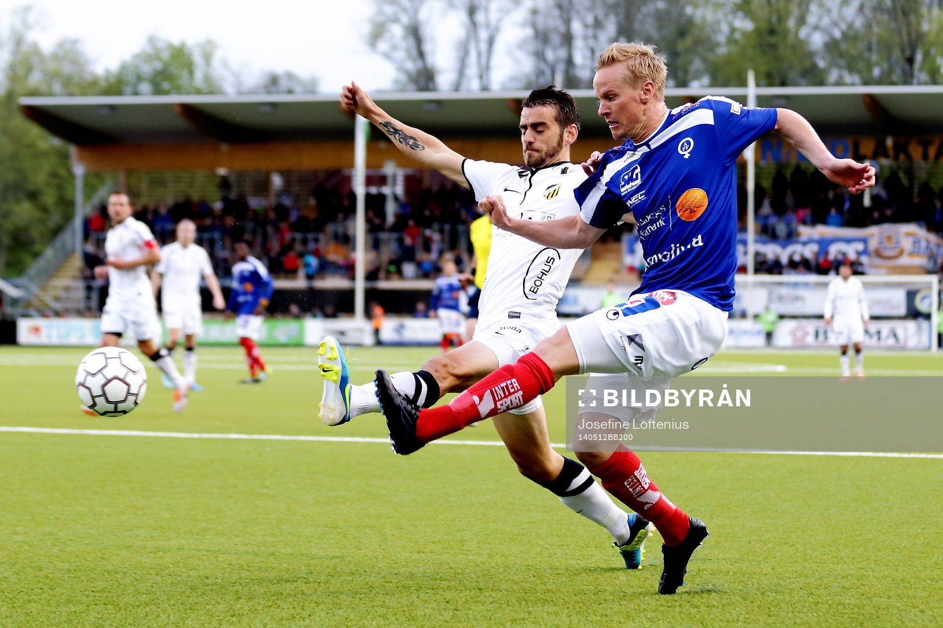 Häckens Leonard Zuta och Åtvidabergs Andreas Dahlén i