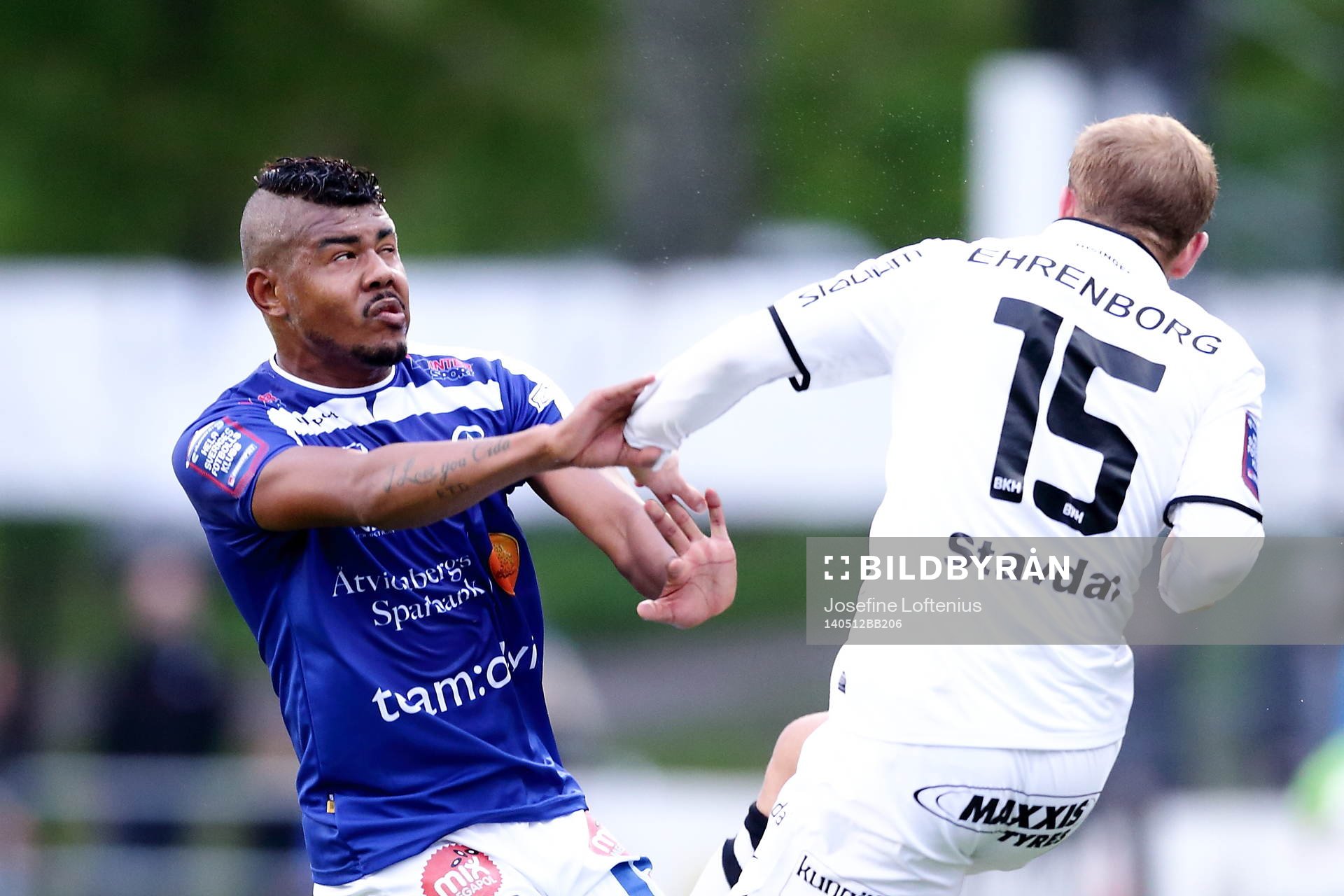 Åtvidabergs Ricardo Santos i närkamp med Häckens Kari Arkivuo under fotbollsmatchen i Allsvenskan mellan Åtvidaberg och Häcken den 12 maj 2014 i Åtvidaberg.