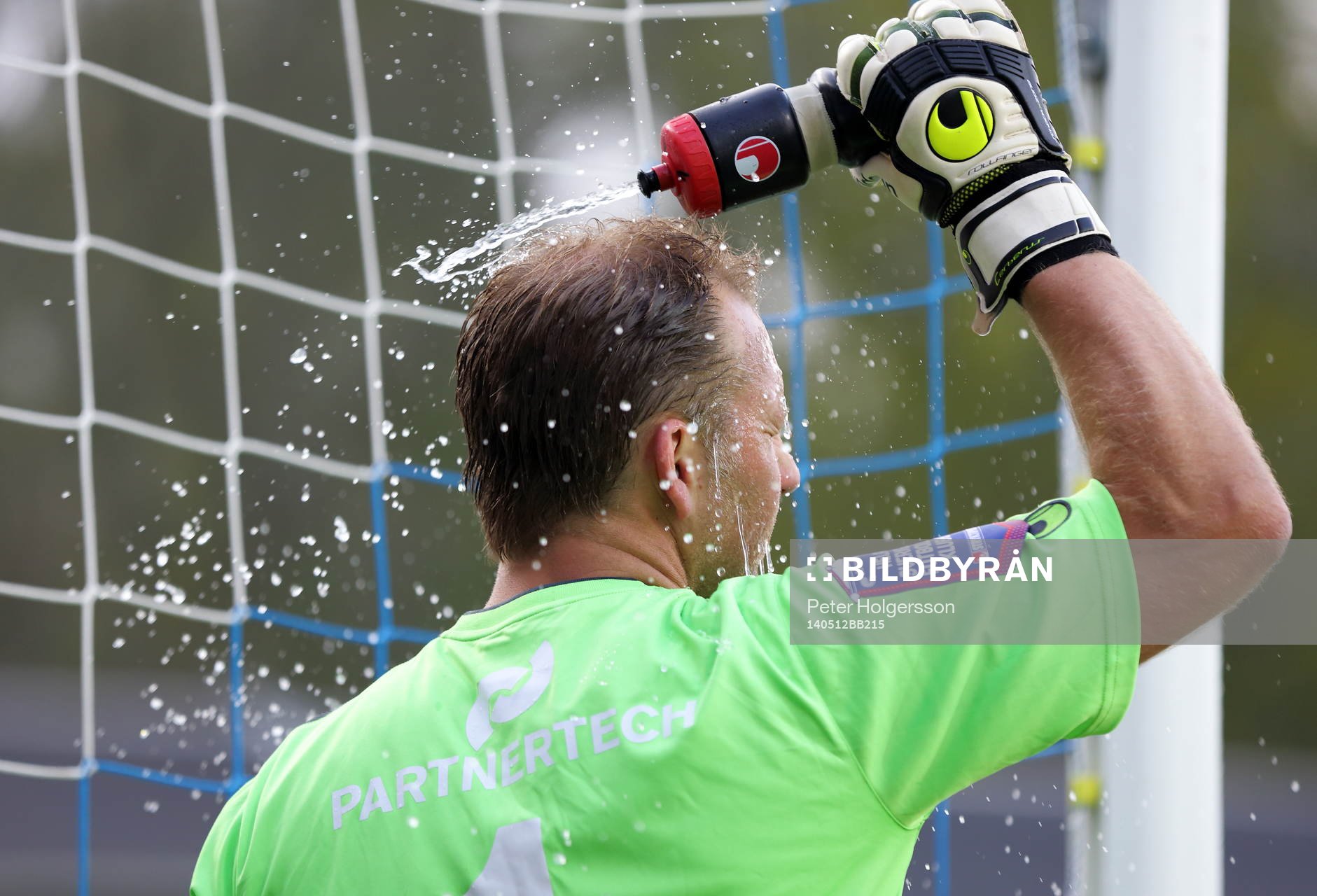 Åtvidabergs målvakt Henrik Gustavsson kyler sig med vatten