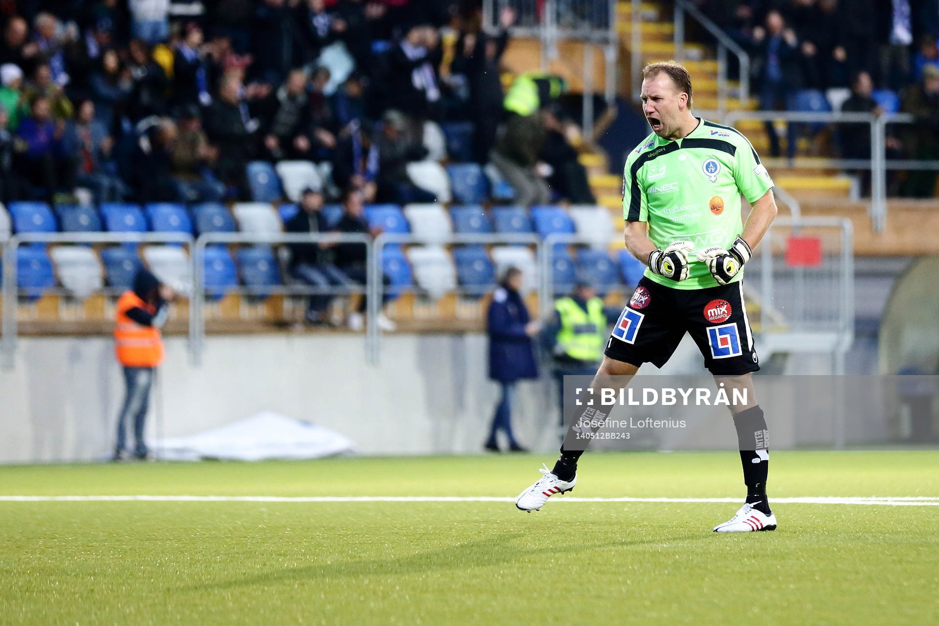 Åtvidabergs målvakt Henrik Gustavsson jublar