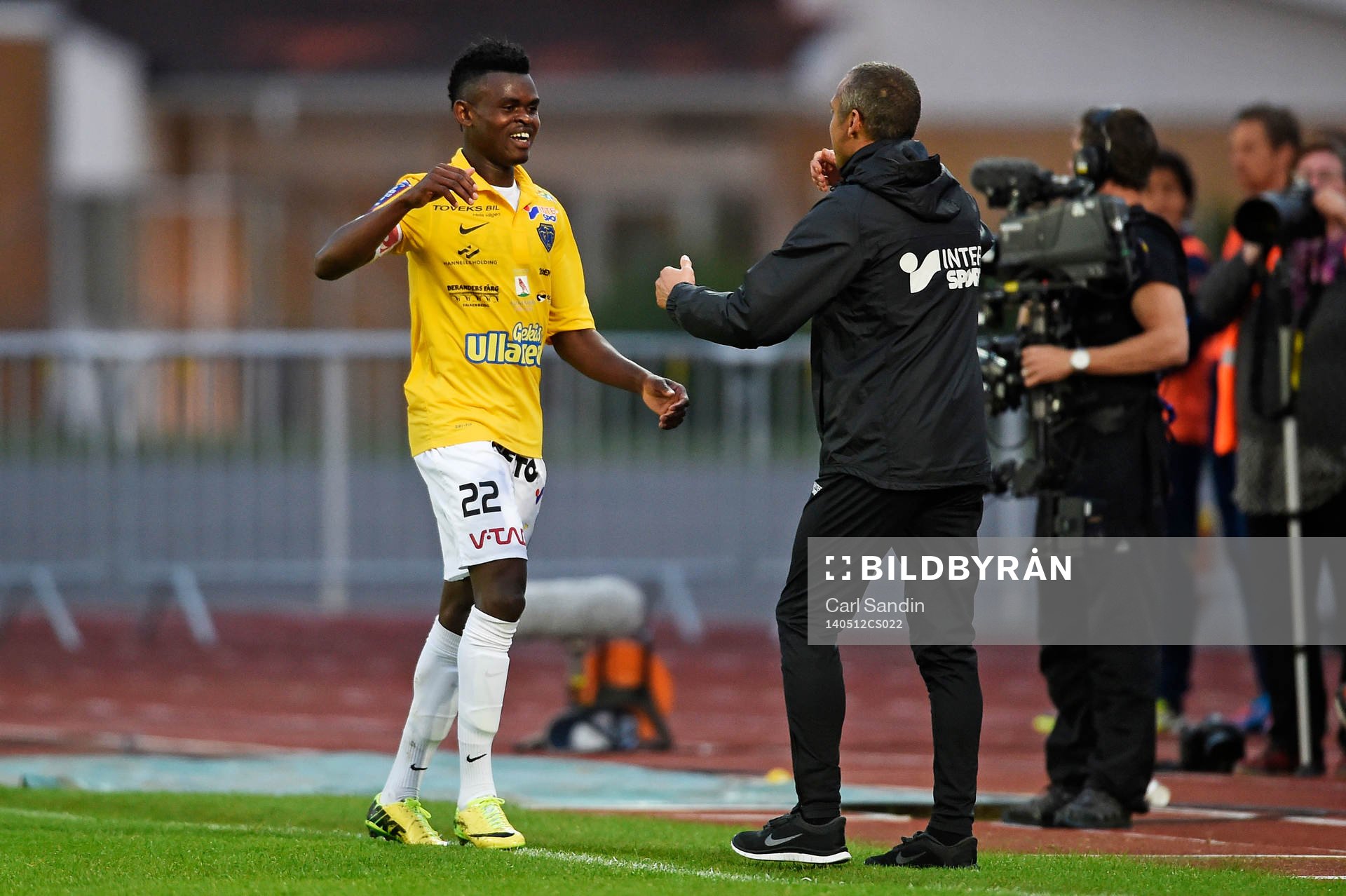 Falkenbergs Godsway Donyoh och tränare Henrik Larsson jublar efter 1-0 under fotbollsmatchen i Allsvenskan mellan Falkenberg och Djurgården den 12 maj 2014 i Falkenberg.